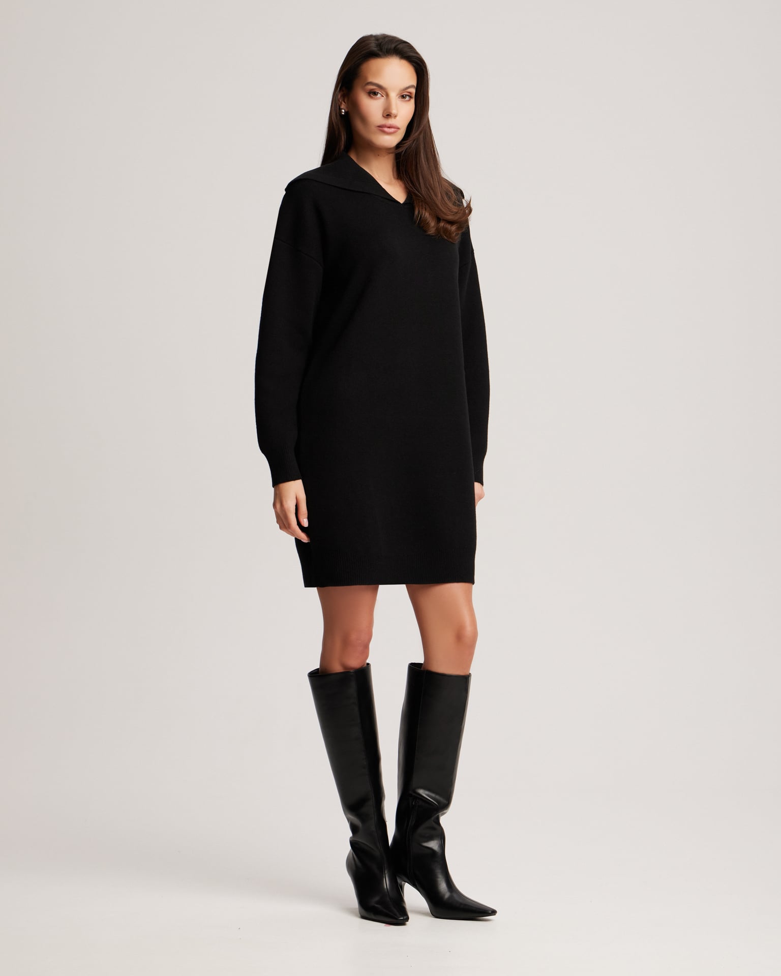 Dress with a wide collar
