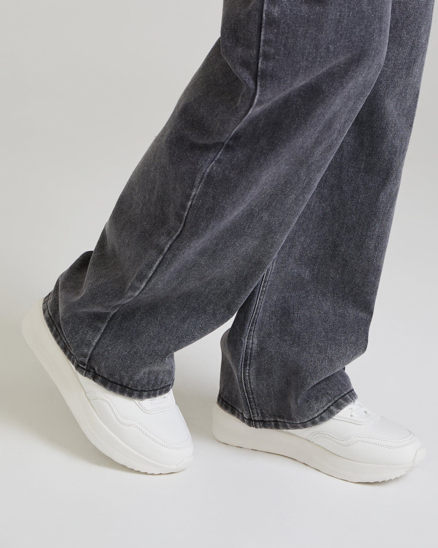 White trainers, White — photo 4