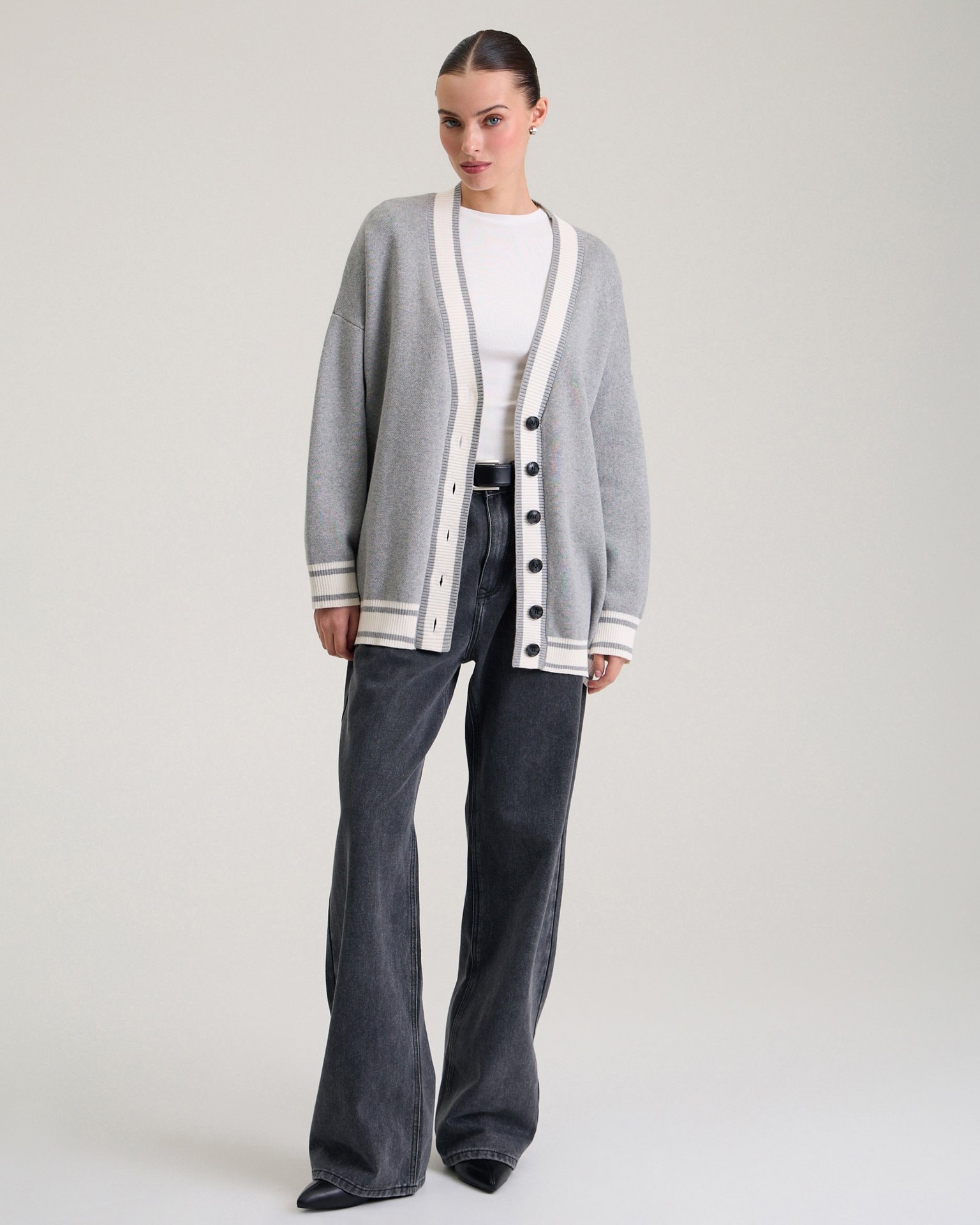 An elongated cardigan, Grey