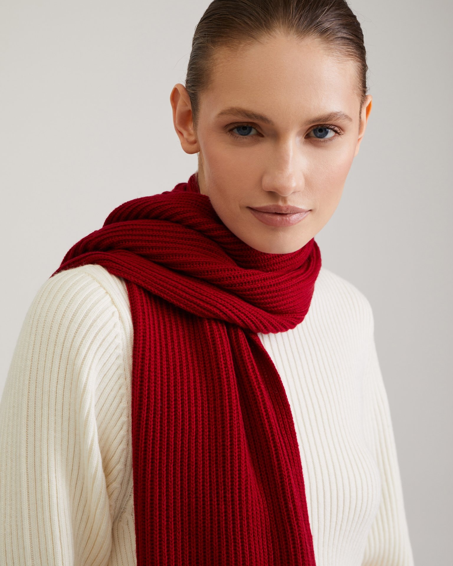Red scarf, Red — photo 2