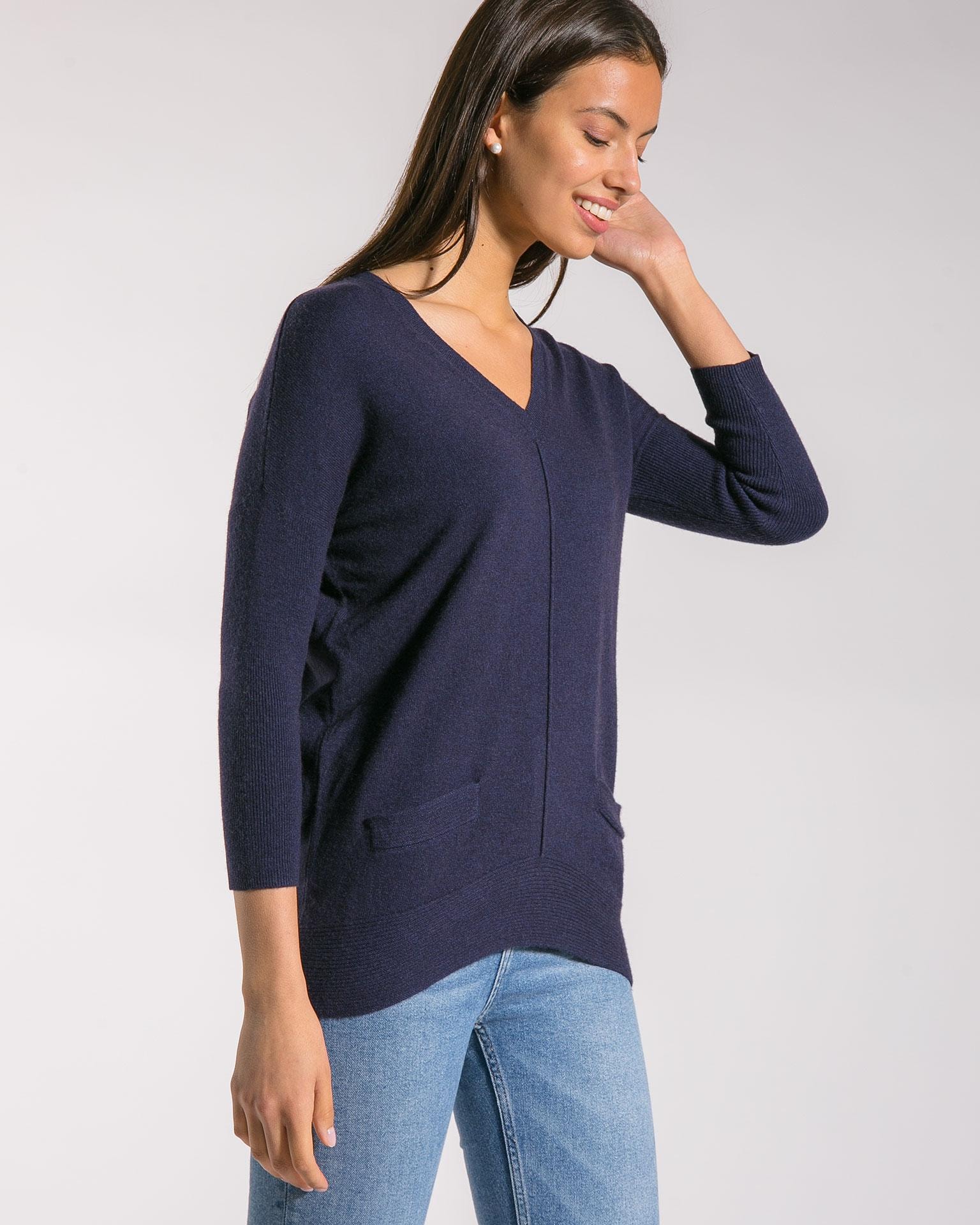 A minimalist cashmere jumper with patch pockets and an elongated back, Navy