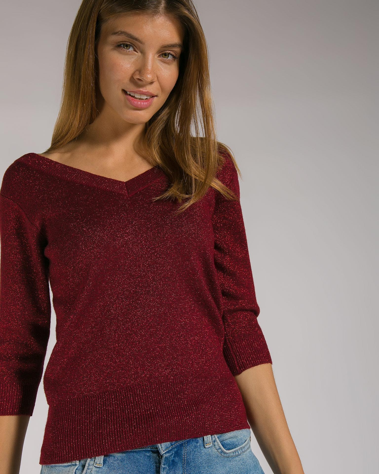 A lightweight cashmere jumper with a metallic thread accent, Burgundy