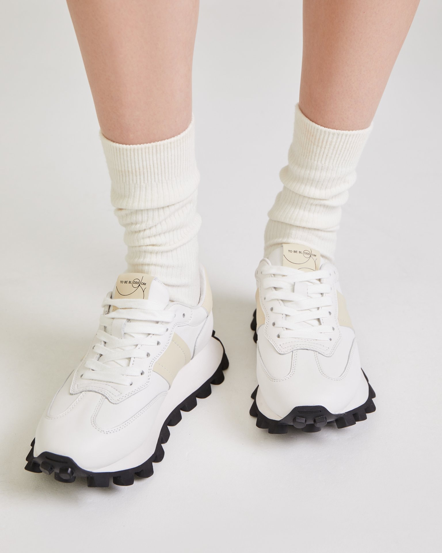 White trainers, White — photo 3