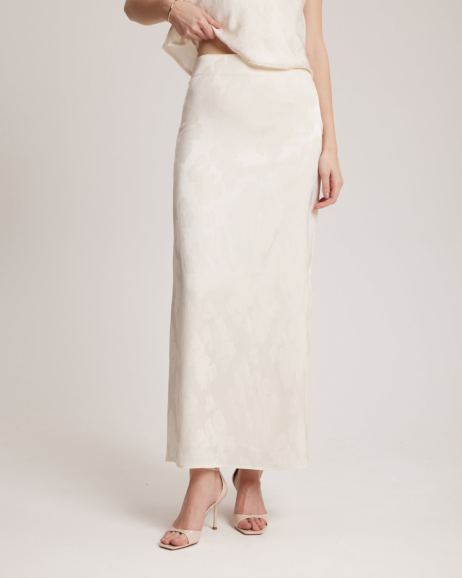 Milk-coloured skirt, Milk