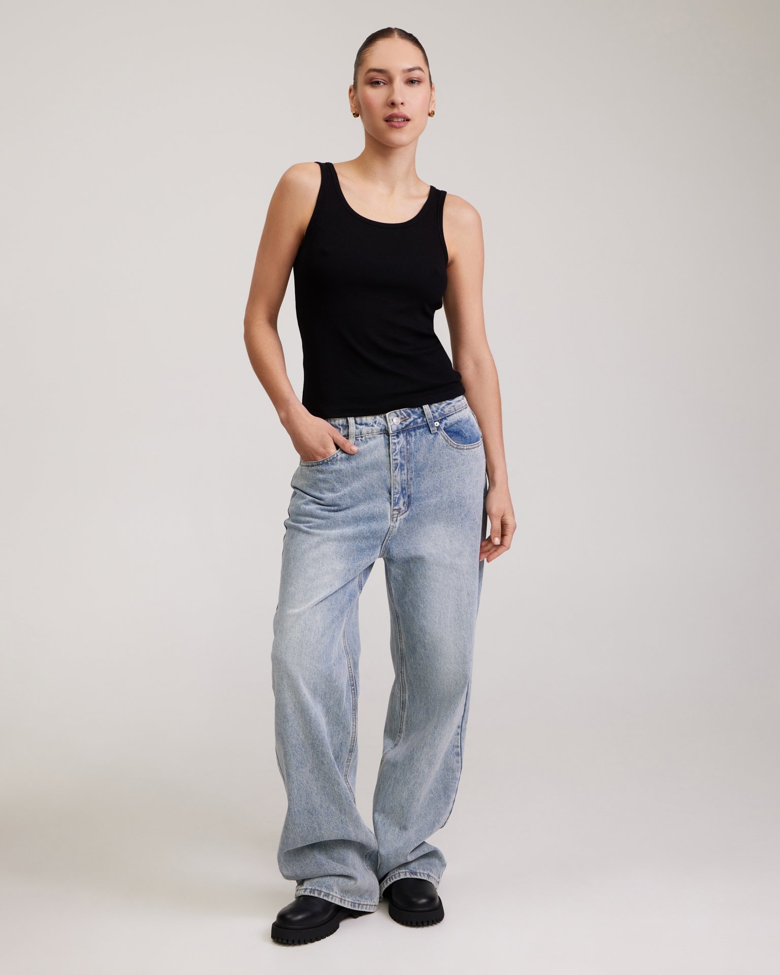 Essential Vest, Black — photo 3