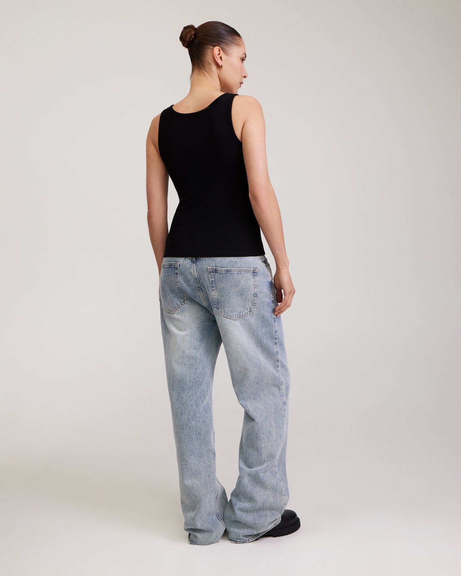 Essential Vest, Black — photo 4