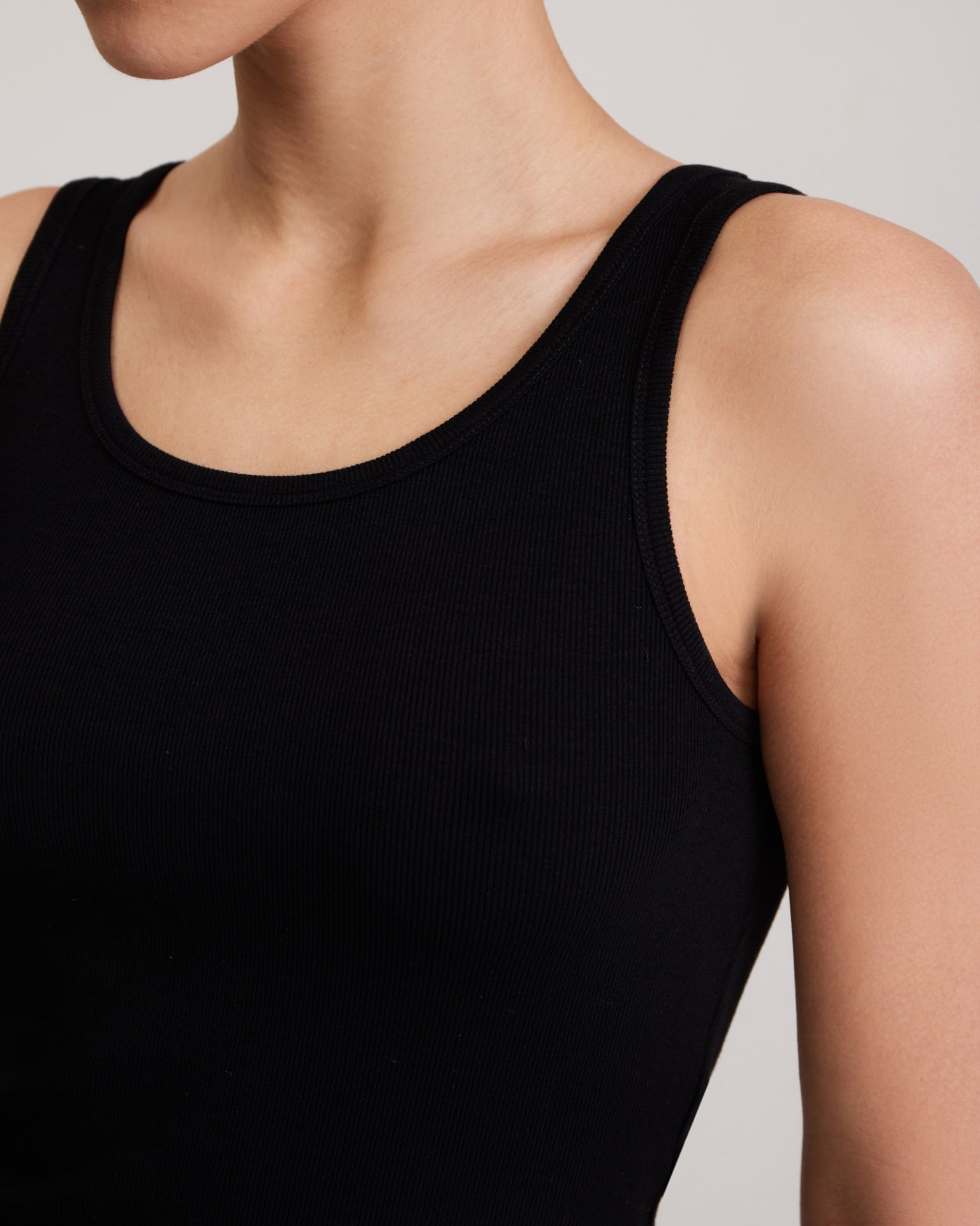 Essential Vest, Black — photo 8
