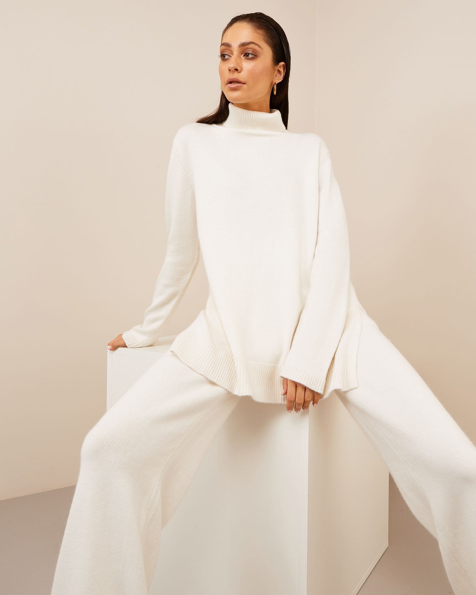 Trouser suit made from cashmere yarn, White
