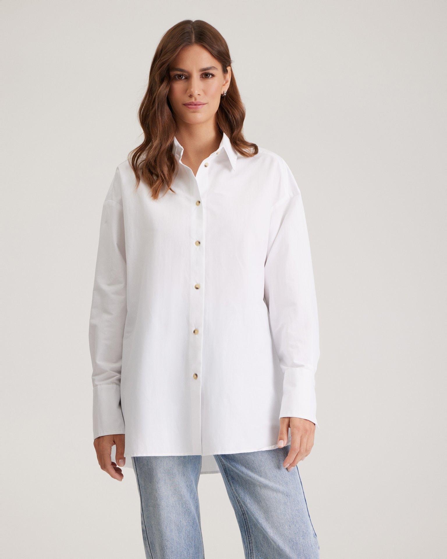 A straight-cut white shirt, White