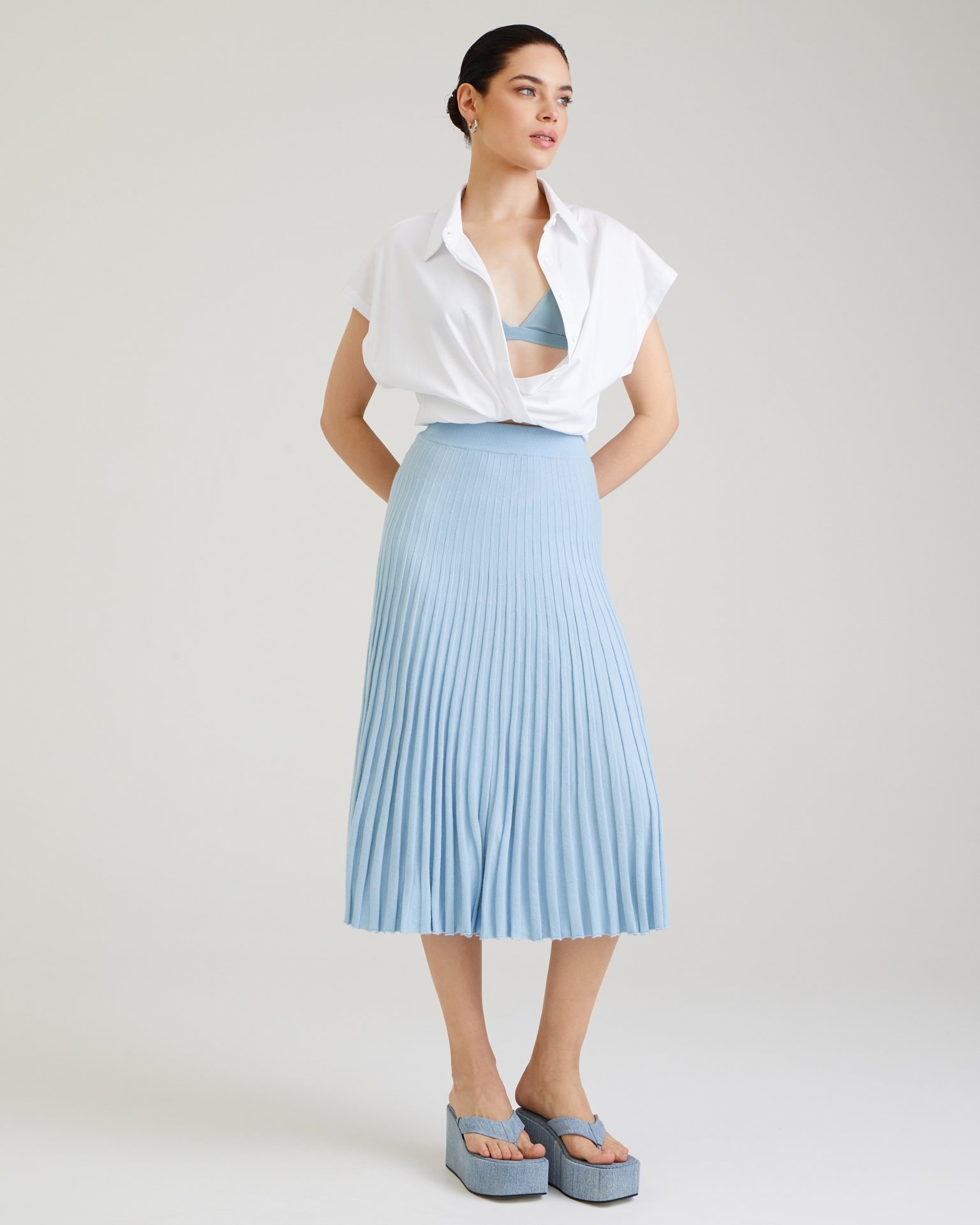 Pleated midi skirt in light blue, Blue