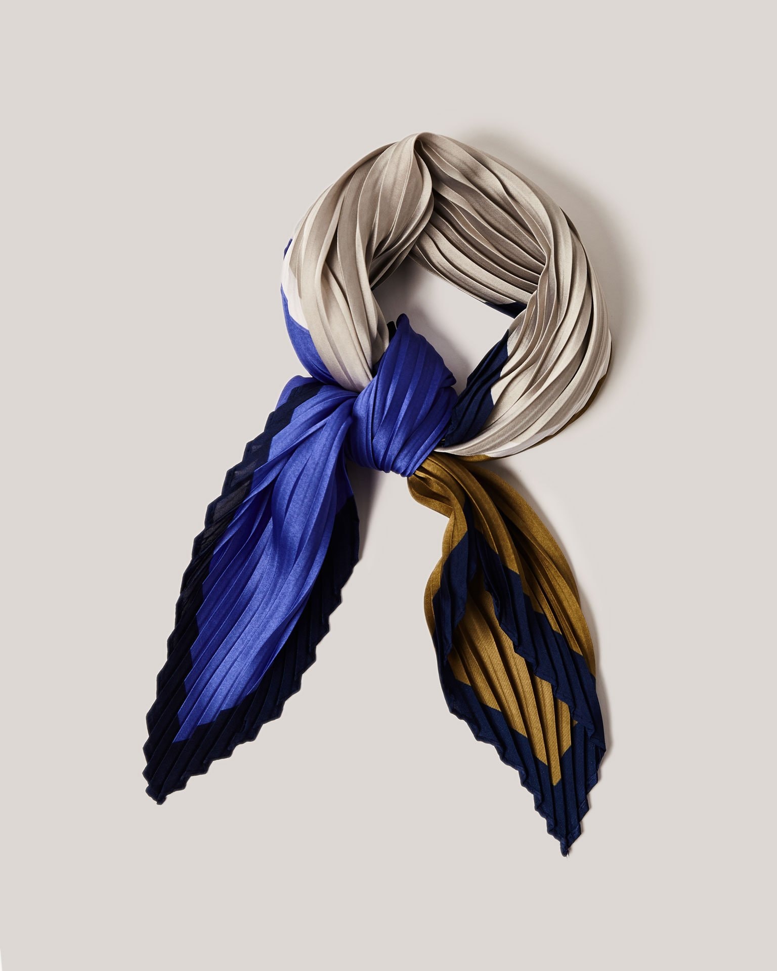 Satin pleated scarf, Olive