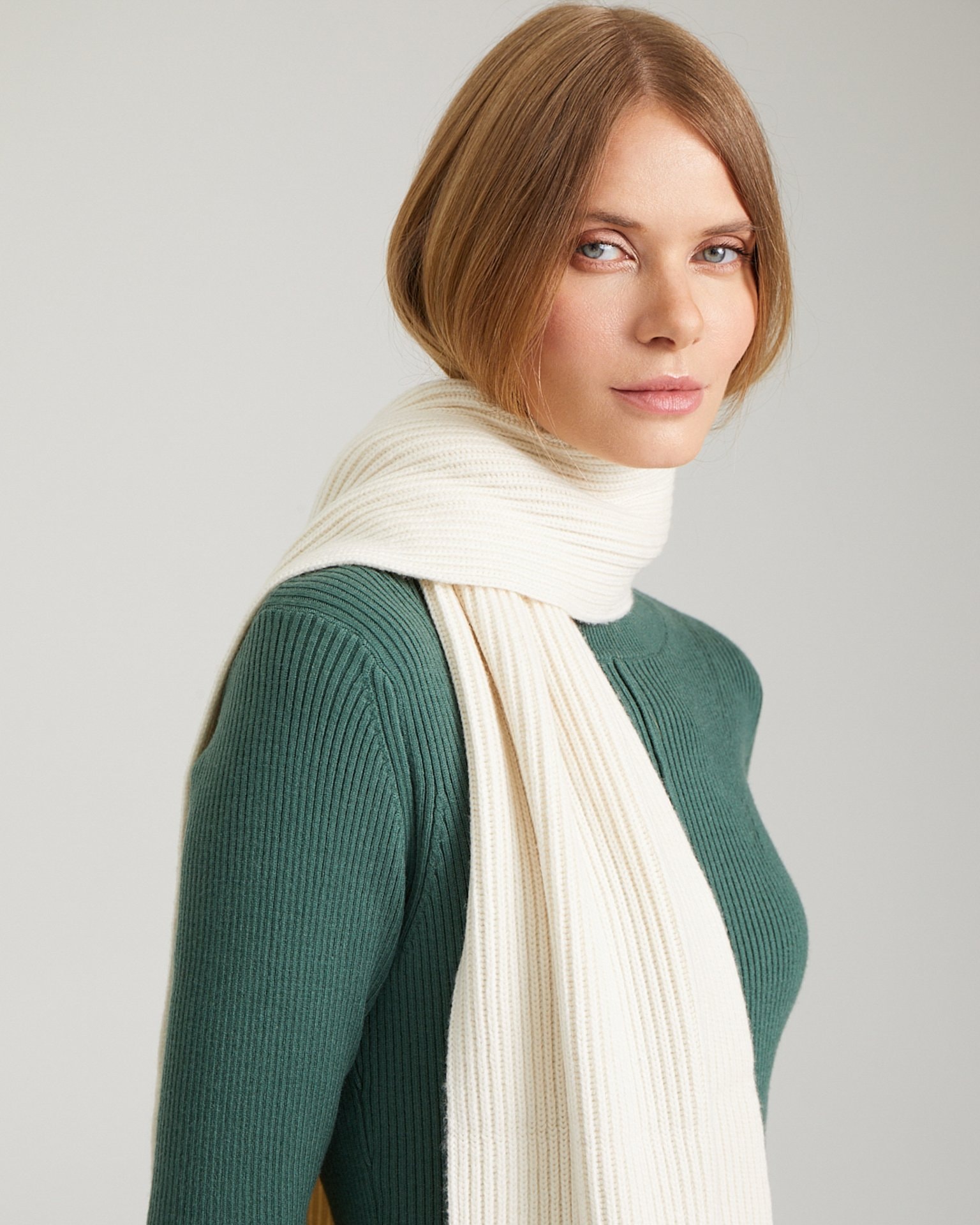 Wide scarf, Milky.