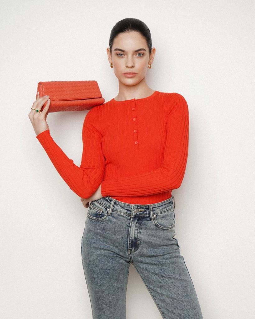 A ribbed-knit jumper, Coral