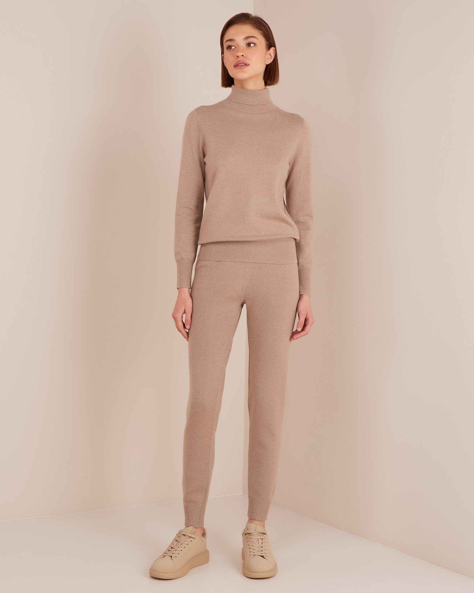 Suit with turtle neck, Brown
