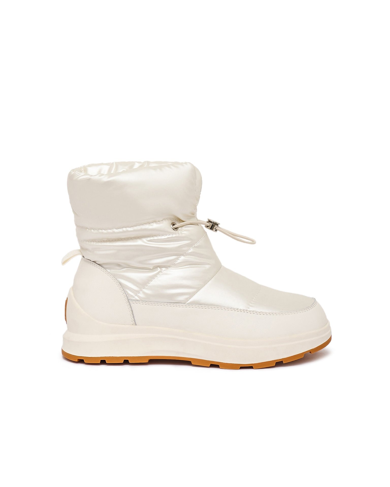 Milk-coloured puffer boots, Milky