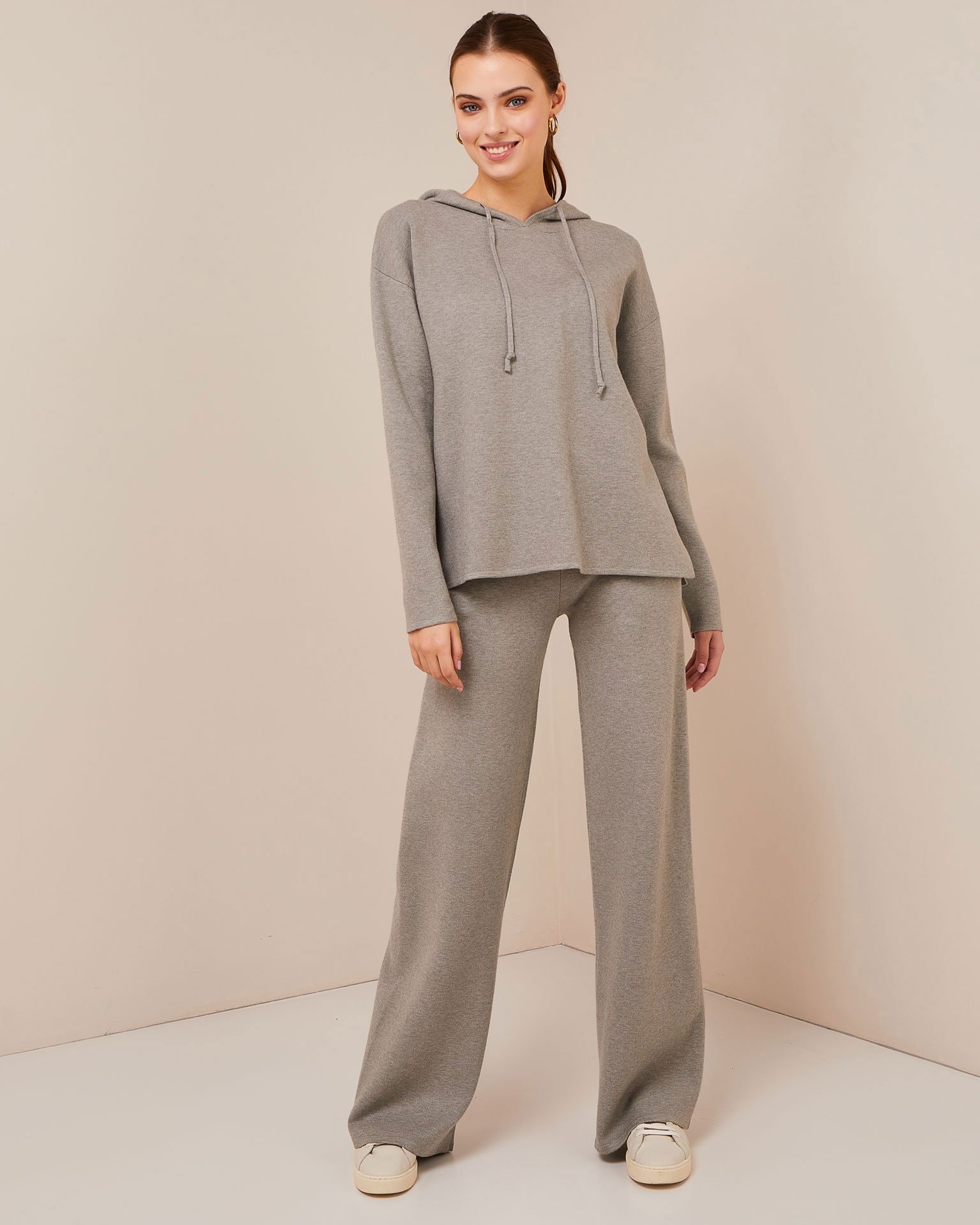 An oversize trouser suit, Grey