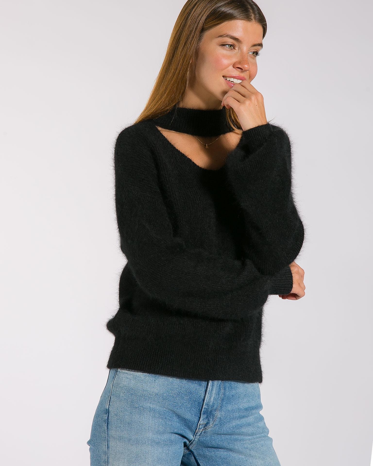 A jumper with a choker ribbon, Black