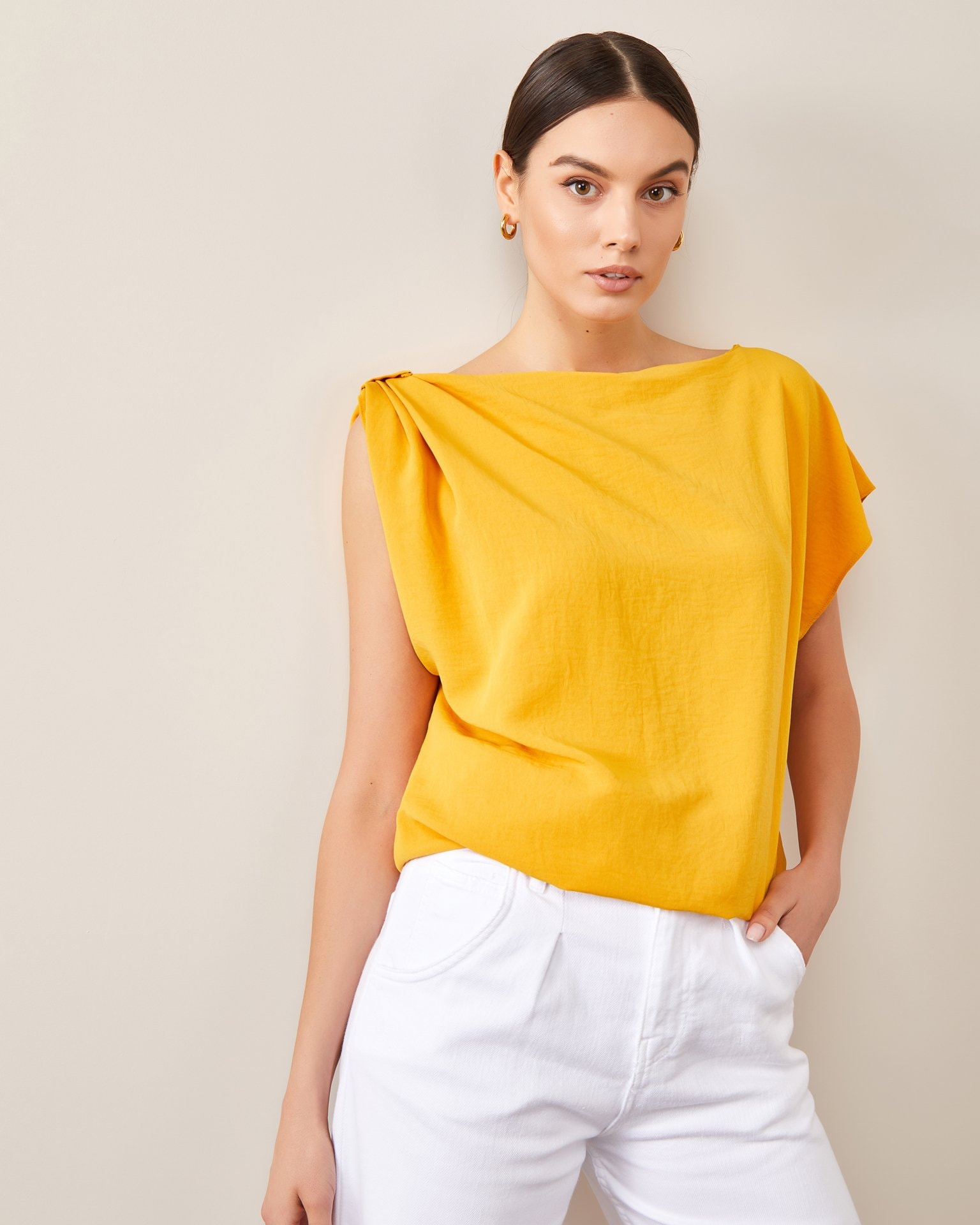 Straight-cut top, yellow