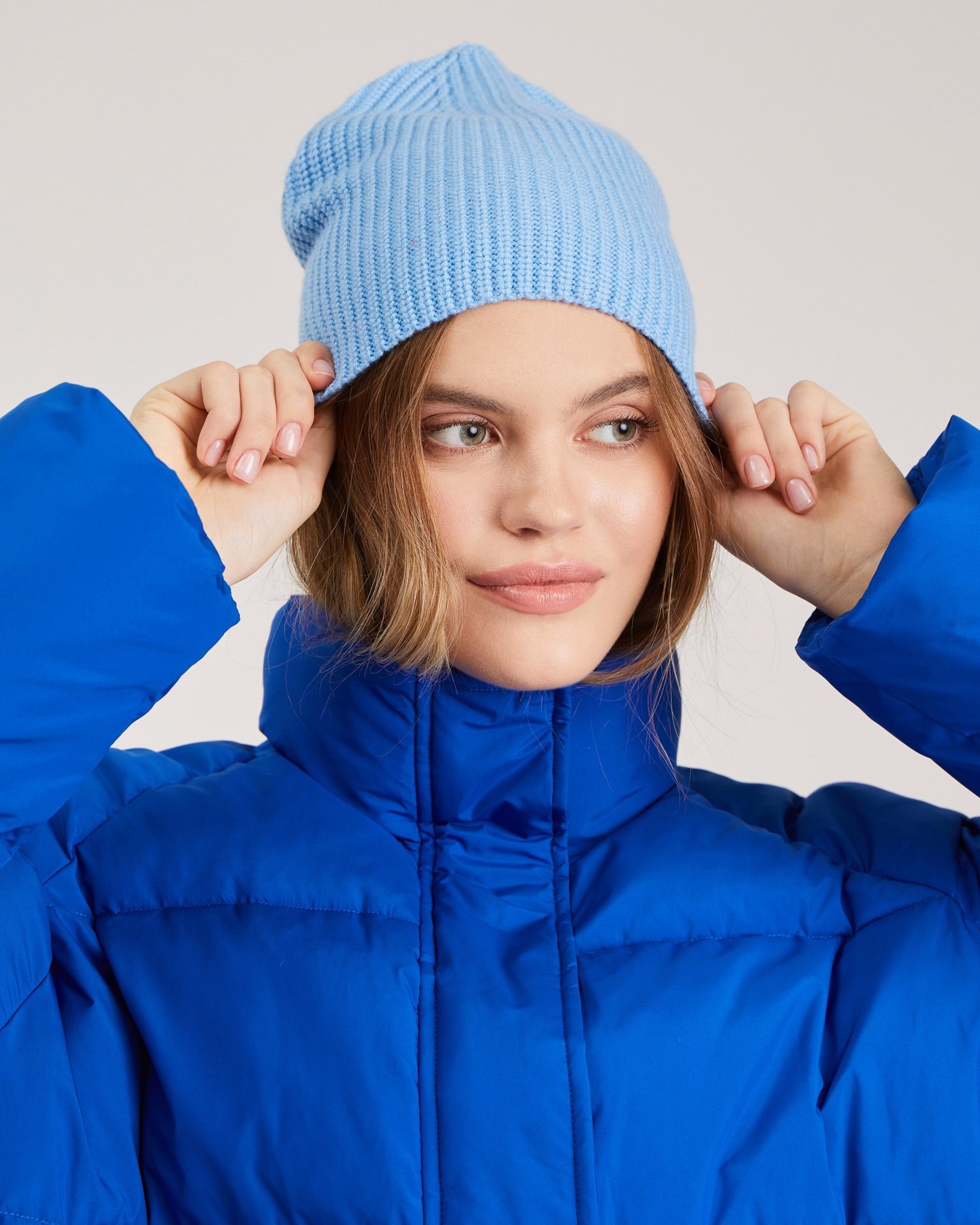 Blue beanie, Blue
