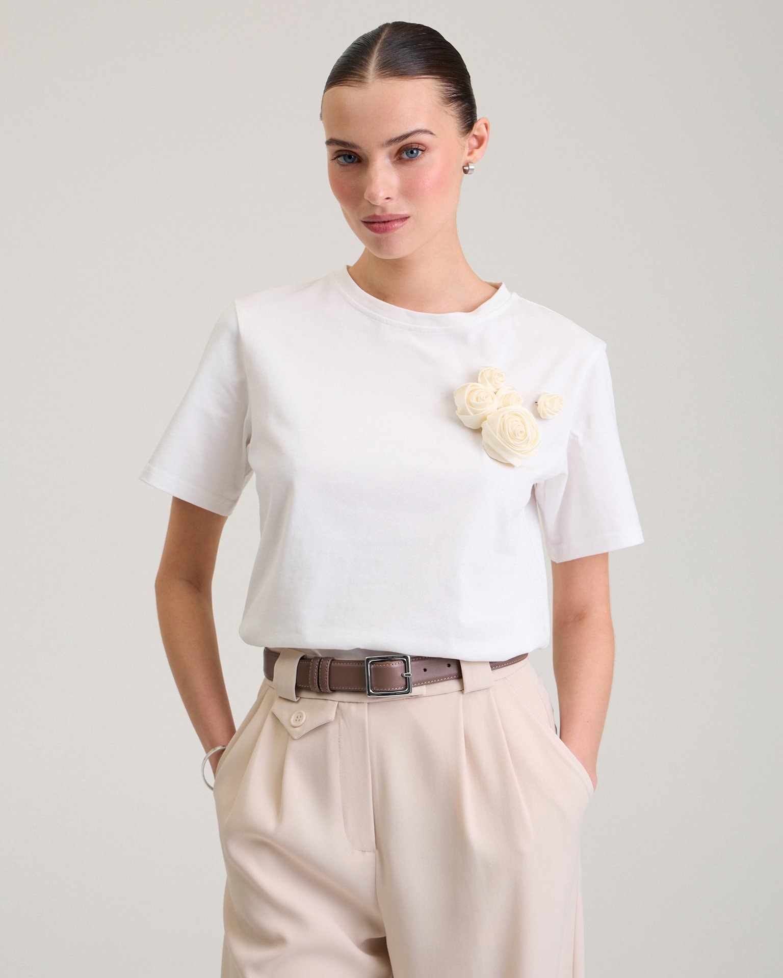 Set of floral brooches, Milky