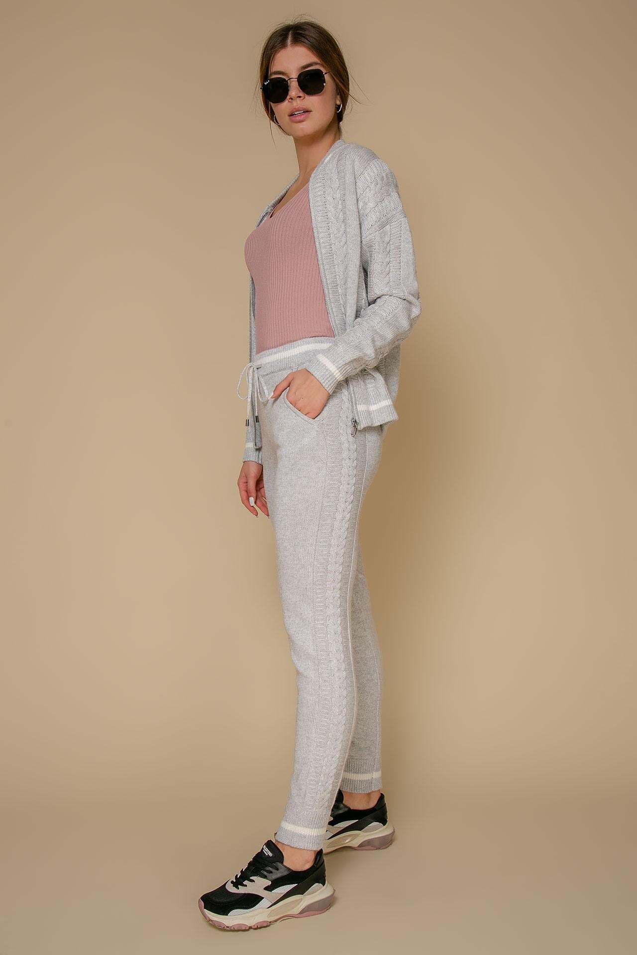 A cashmere suit in a grey melange shade, adorned with a braid cable knit pattern, Grey