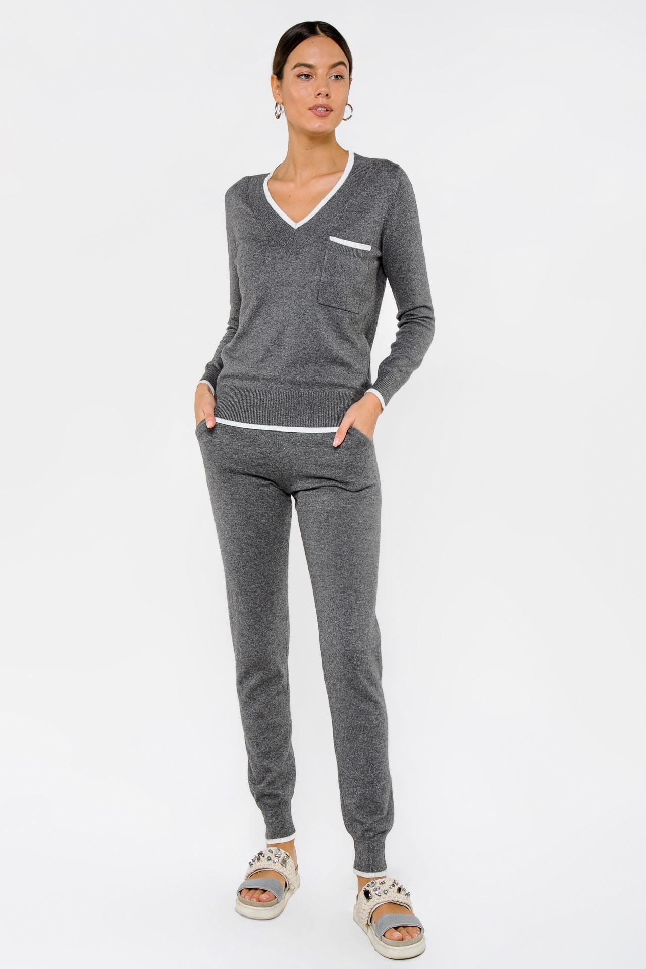 A sporty-chic tracksuit with contrast trim, Grey