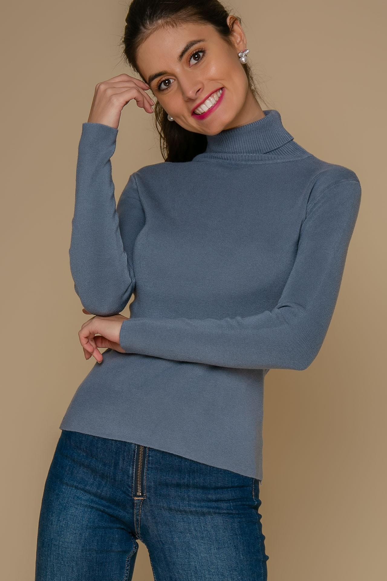 A close-fitting turtleneck with set-in sleeves, Blue
