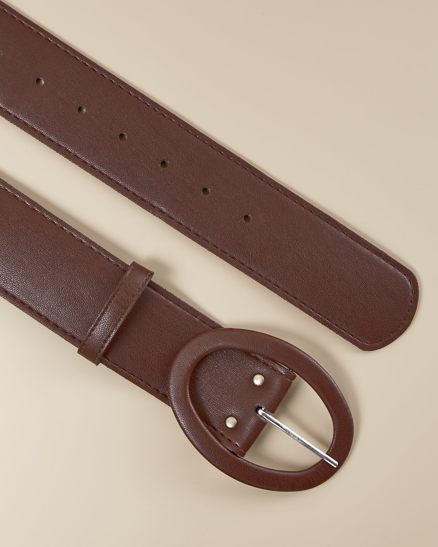 Belt with oval buckle