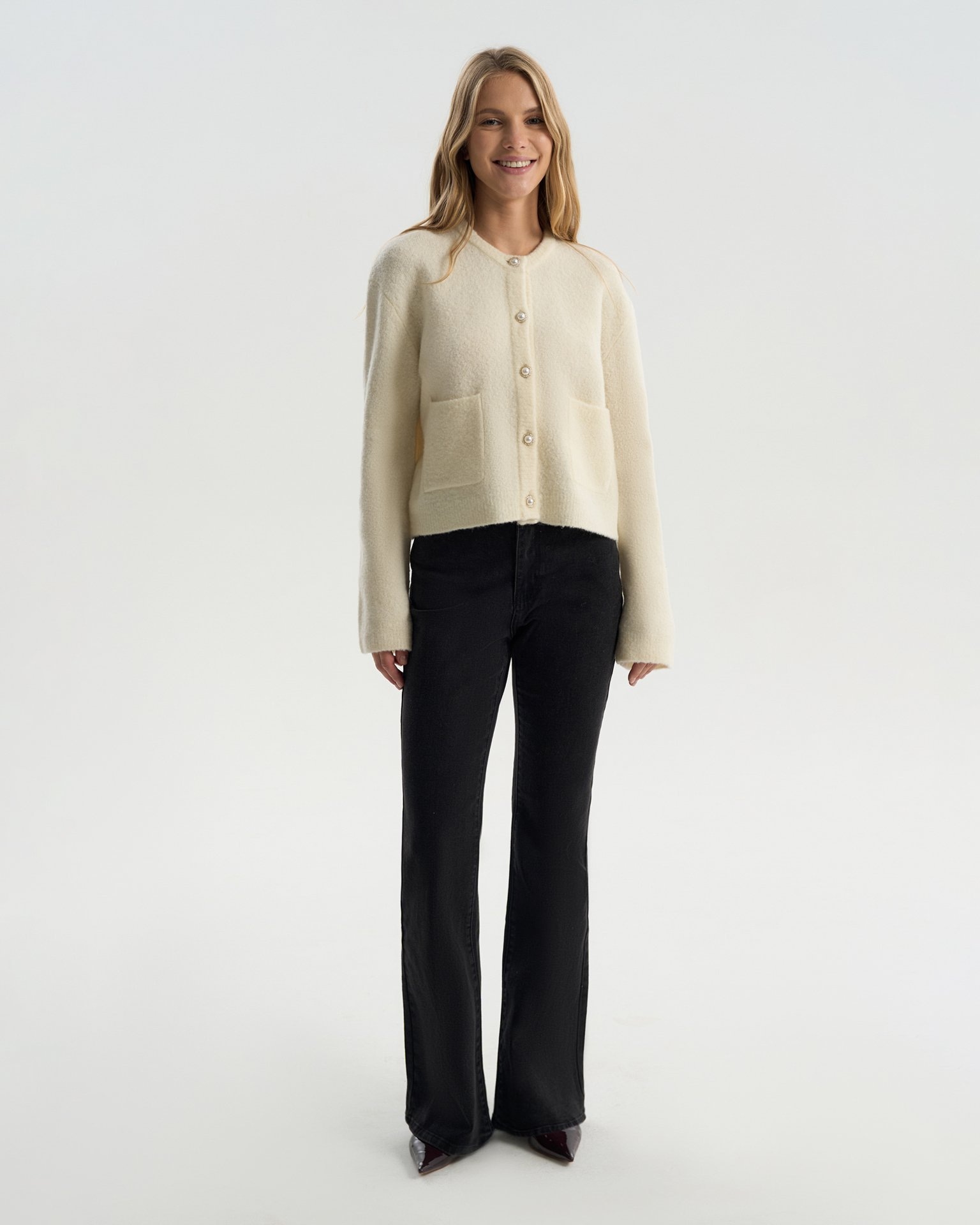 Расклешенные джинсы в черном цвете