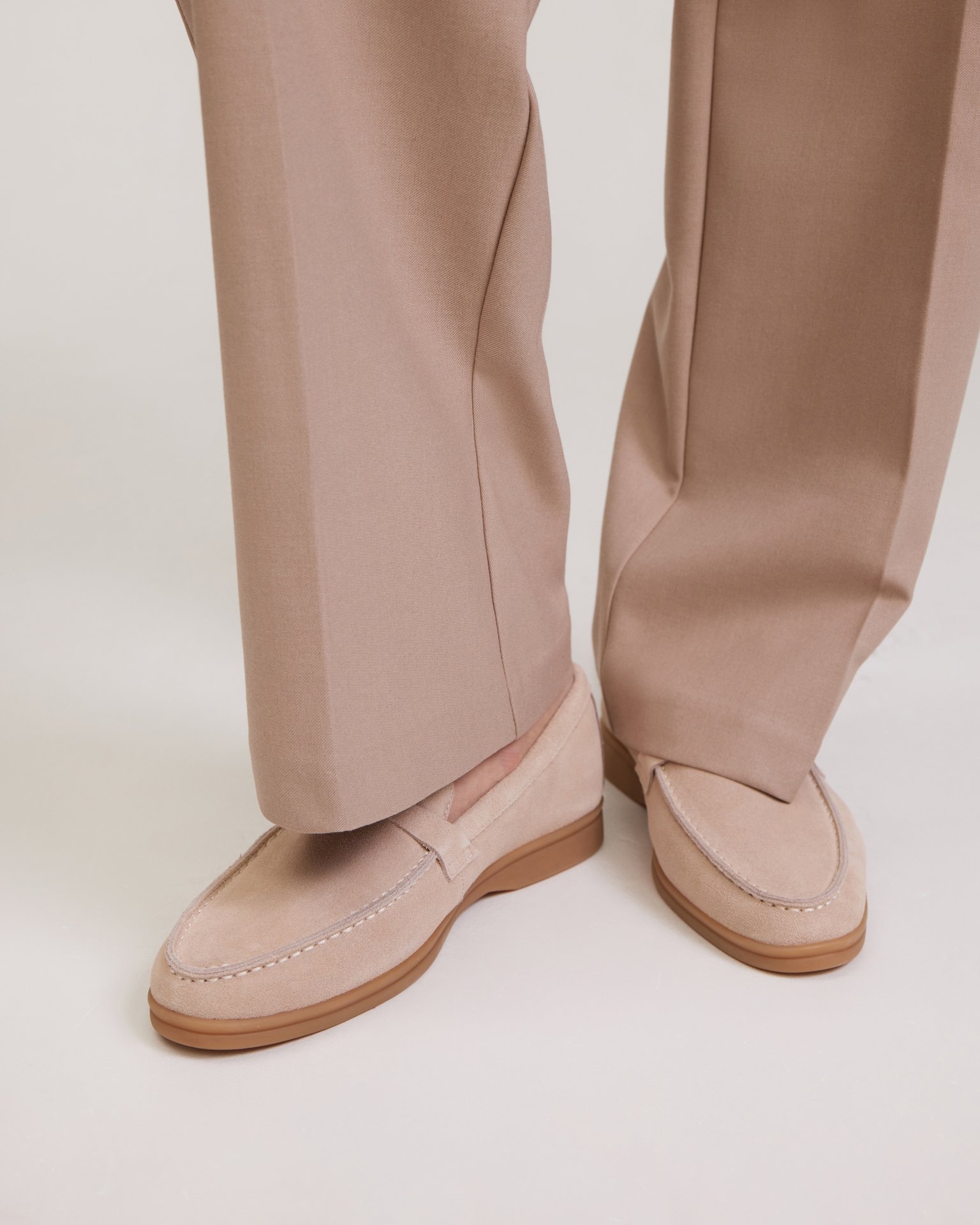 Бежевые лоферы