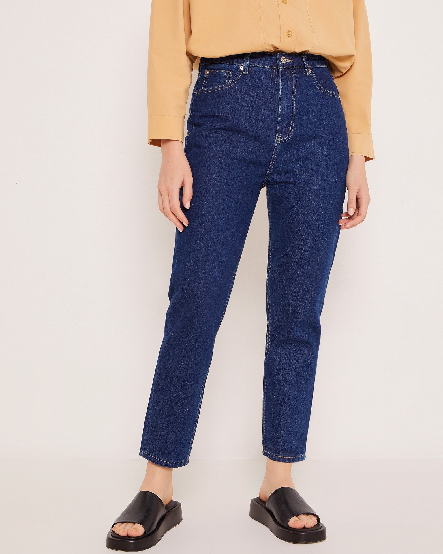 High-waisted jeans