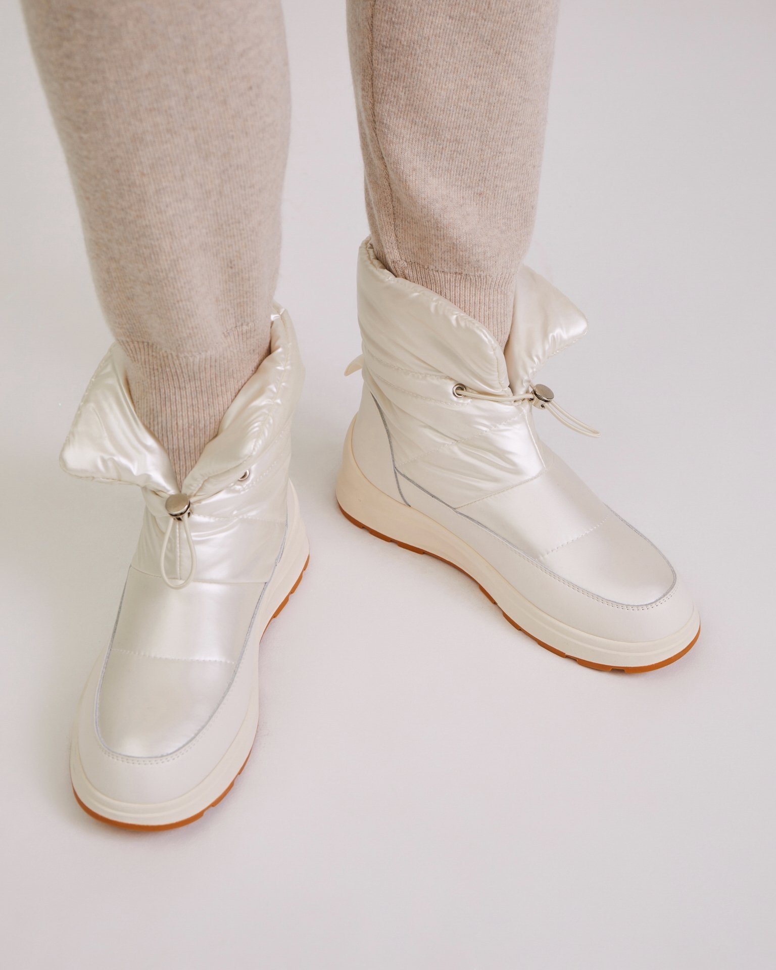 Milk-coloured puffer boots