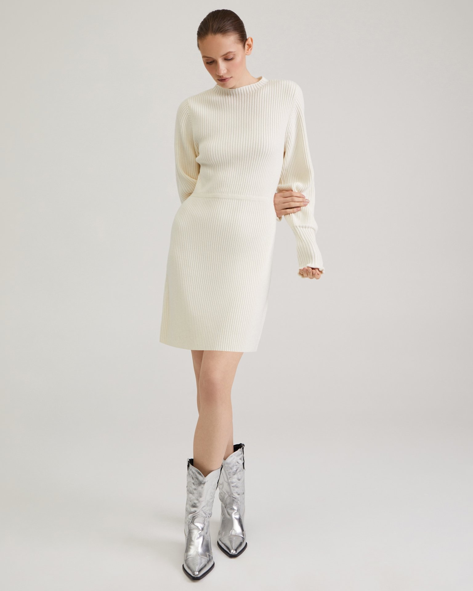 Dress with voluminous sleeves