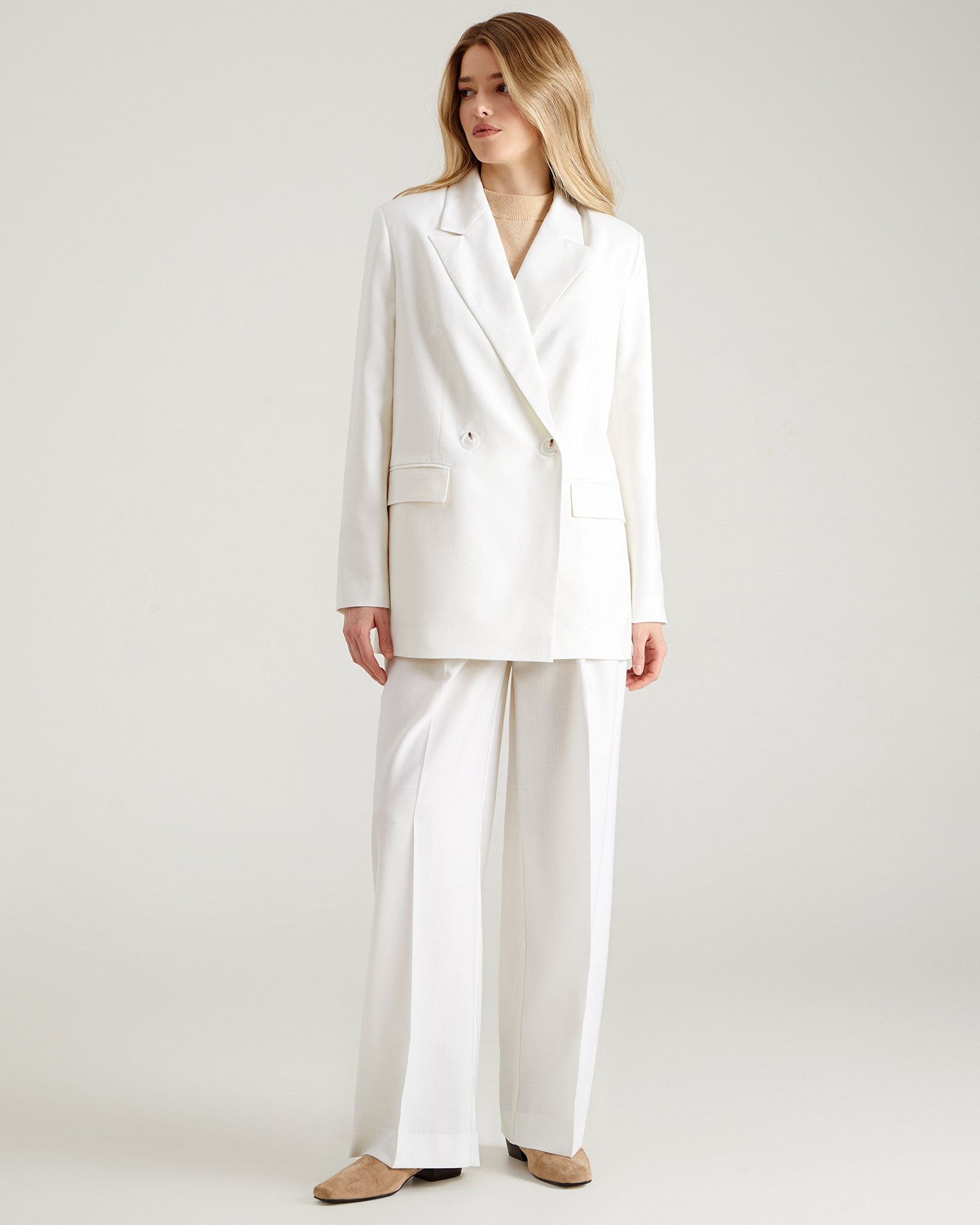 Trousers with creases