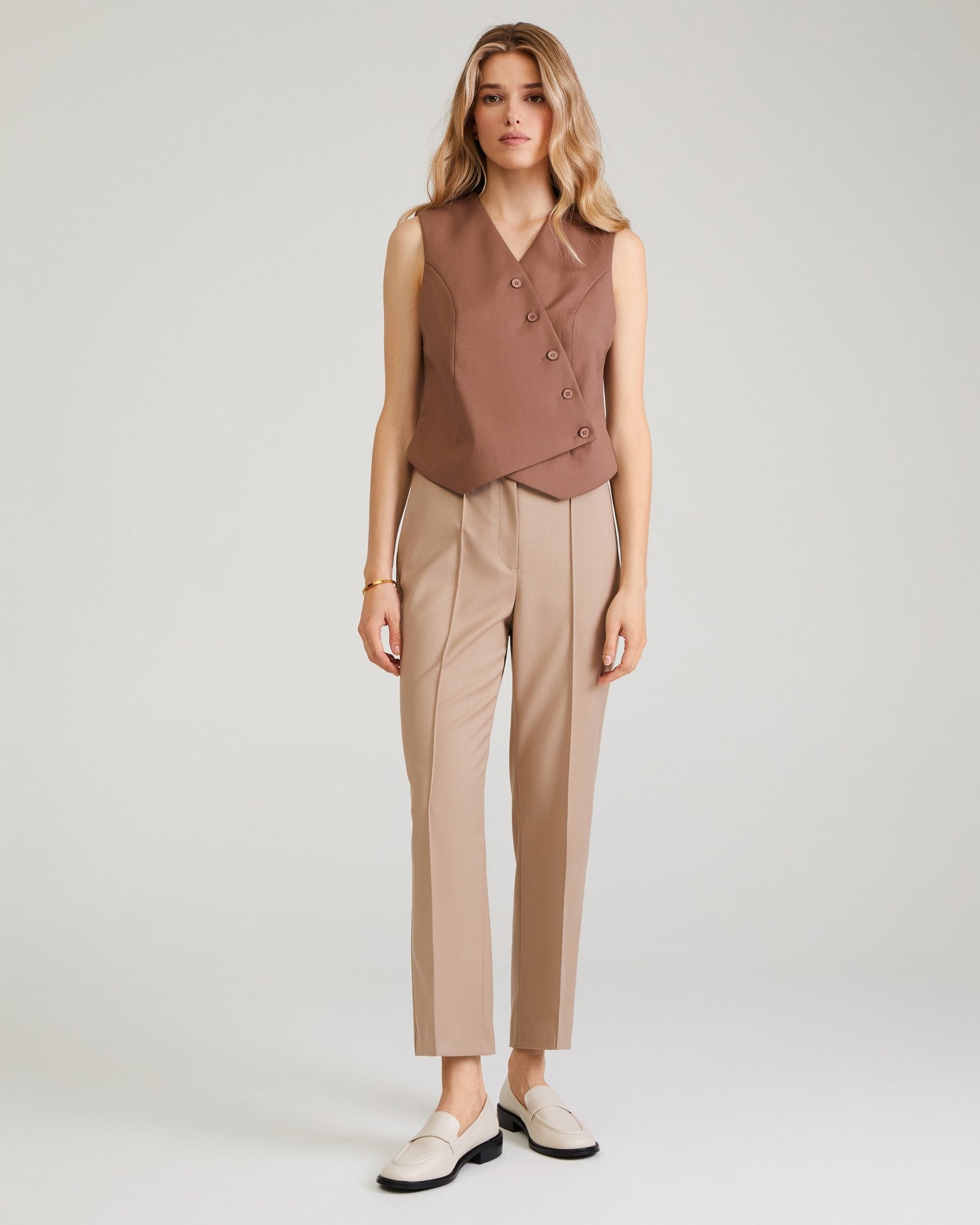 Cropped trousers in beige