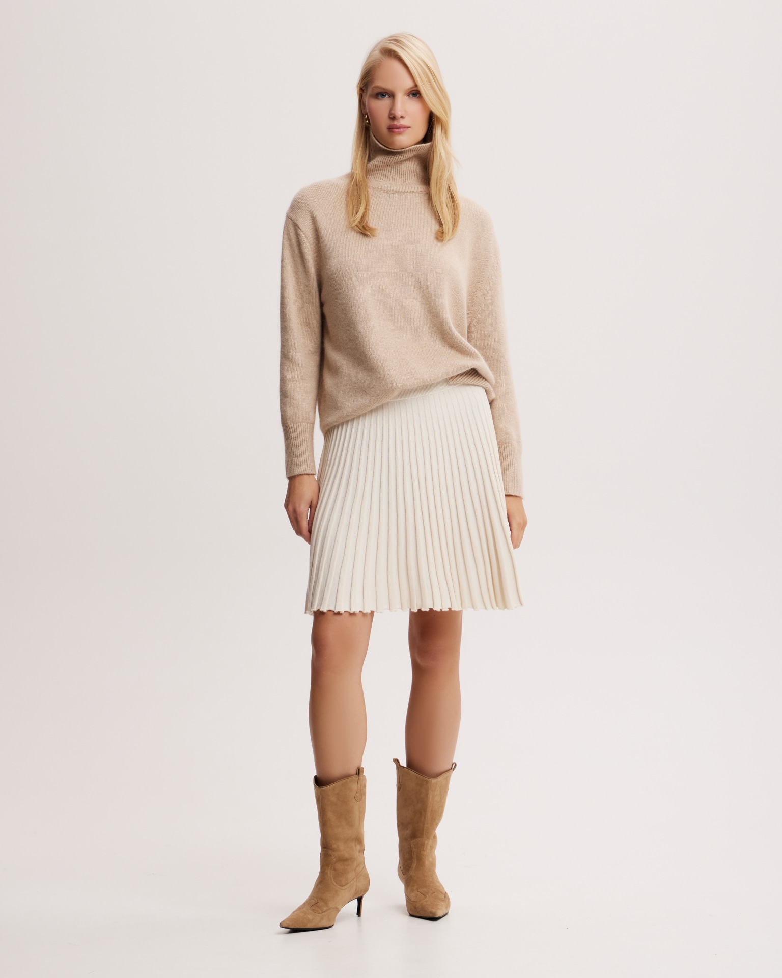Pleated mini skirt in milk colour