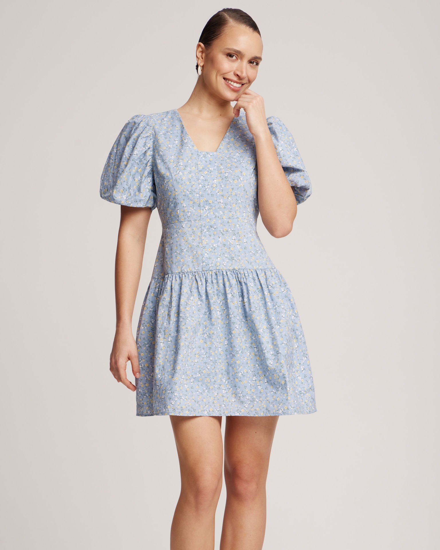 Dress with voluminous sleeves