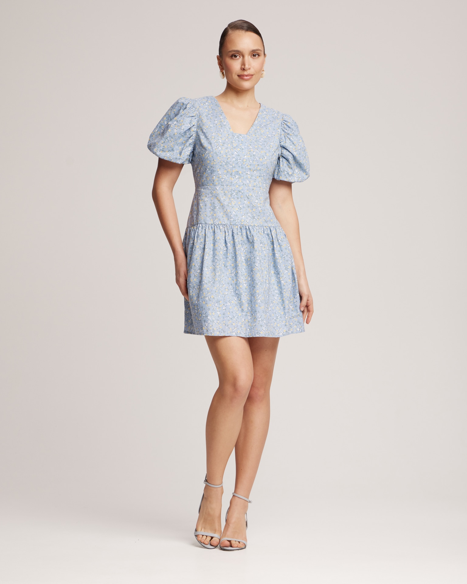 Dress with voluminous sleeves