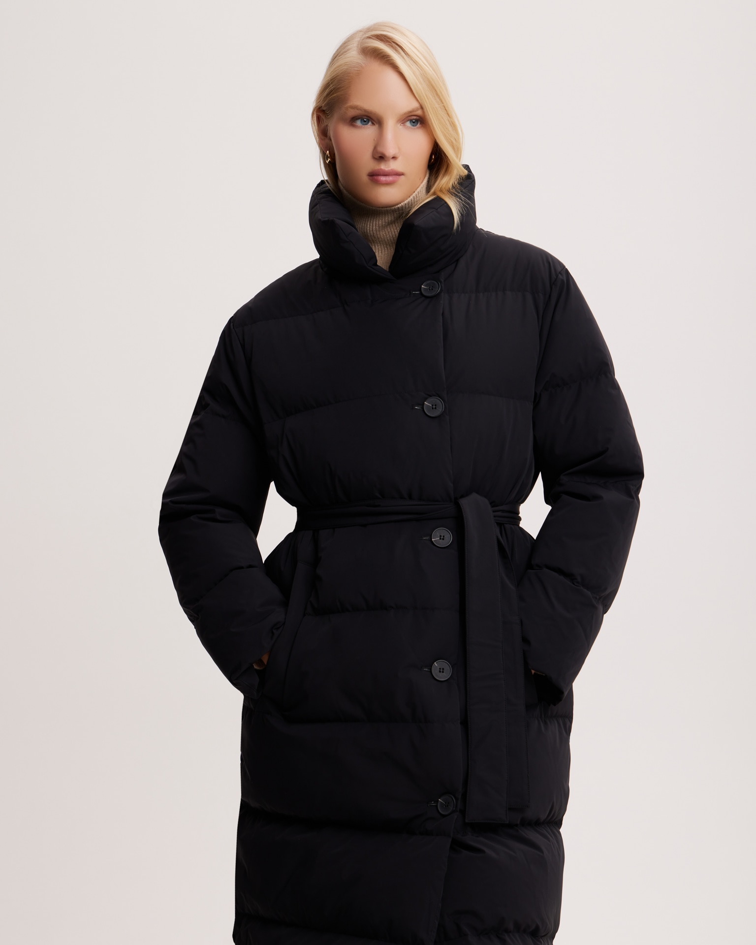 Пуховик с поясом в черном цвете