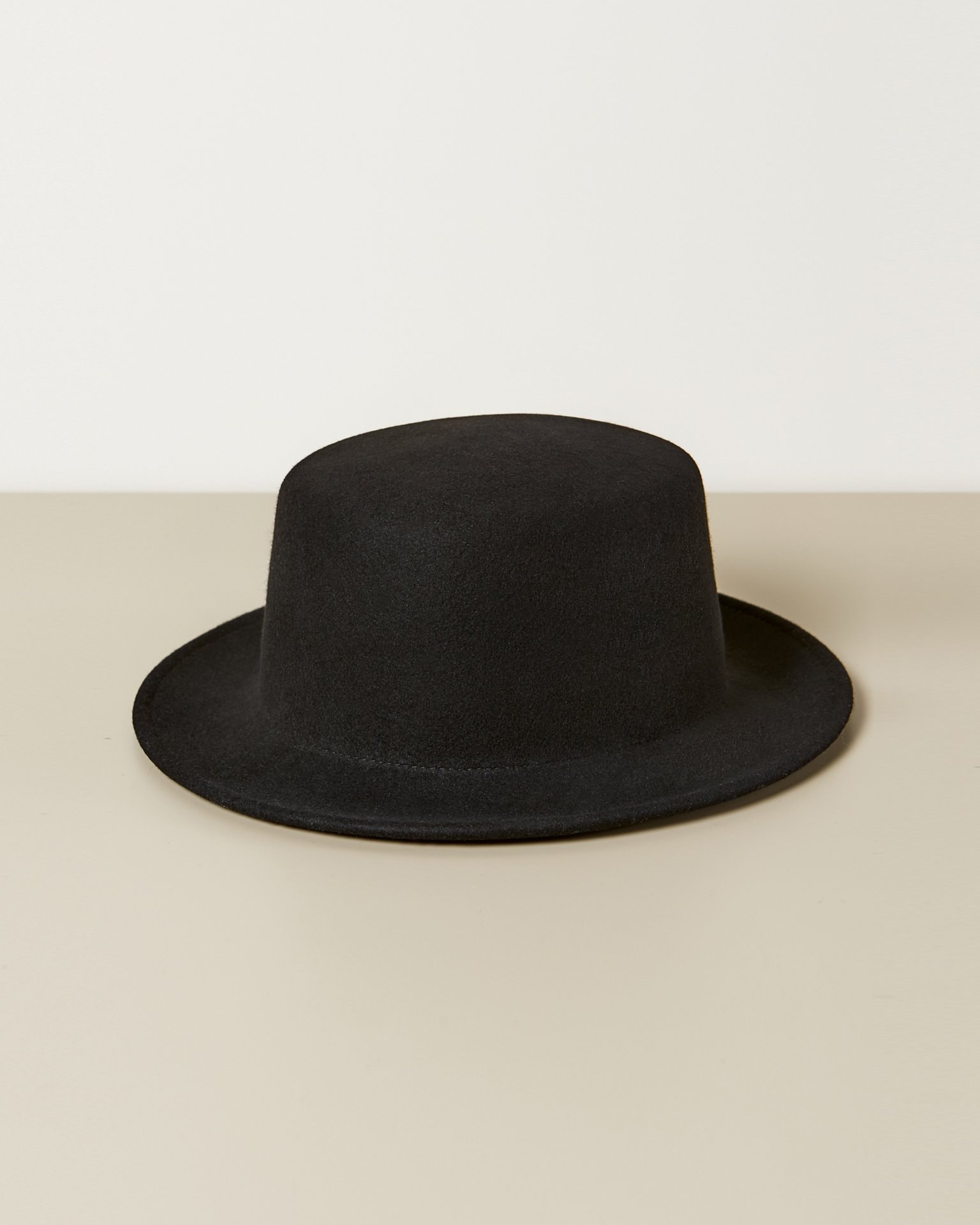 An elegant hat with a contrasting white band around the crown, Black
