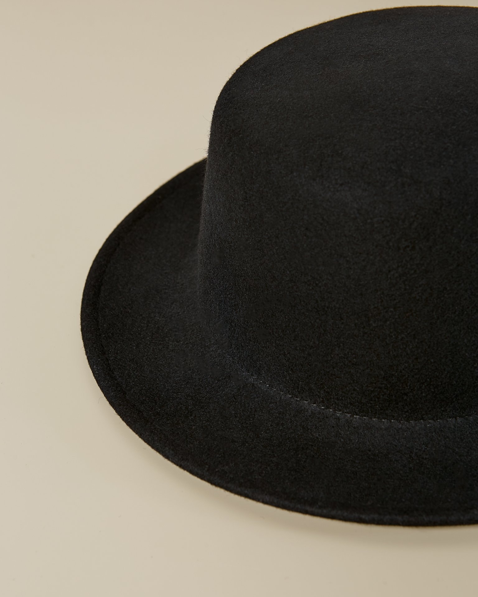 An elegant hat with a contrasting white band around the crown, Black — photo 2