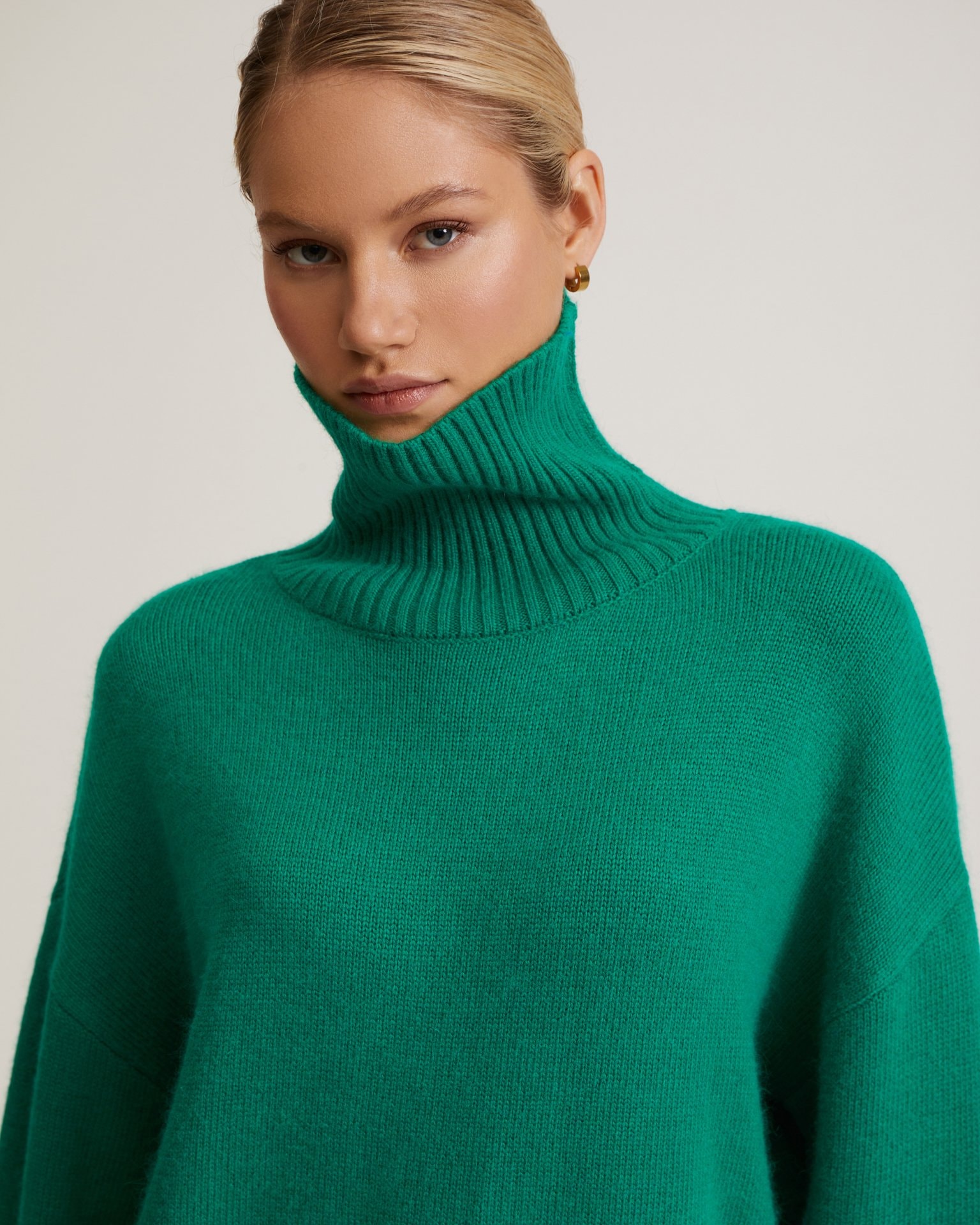 Green high-neck jumper, Green
