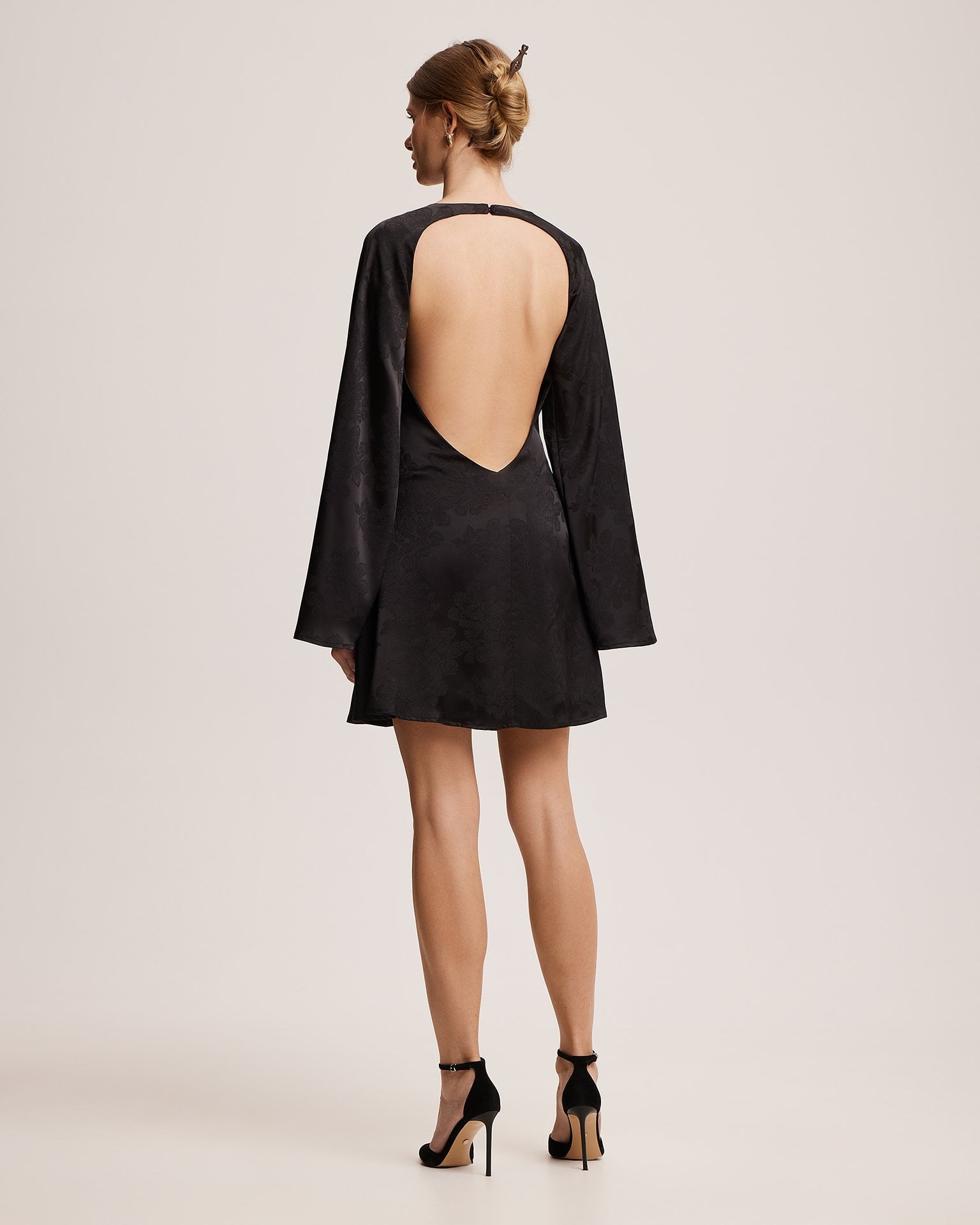 Dress with voluminous sleeves
