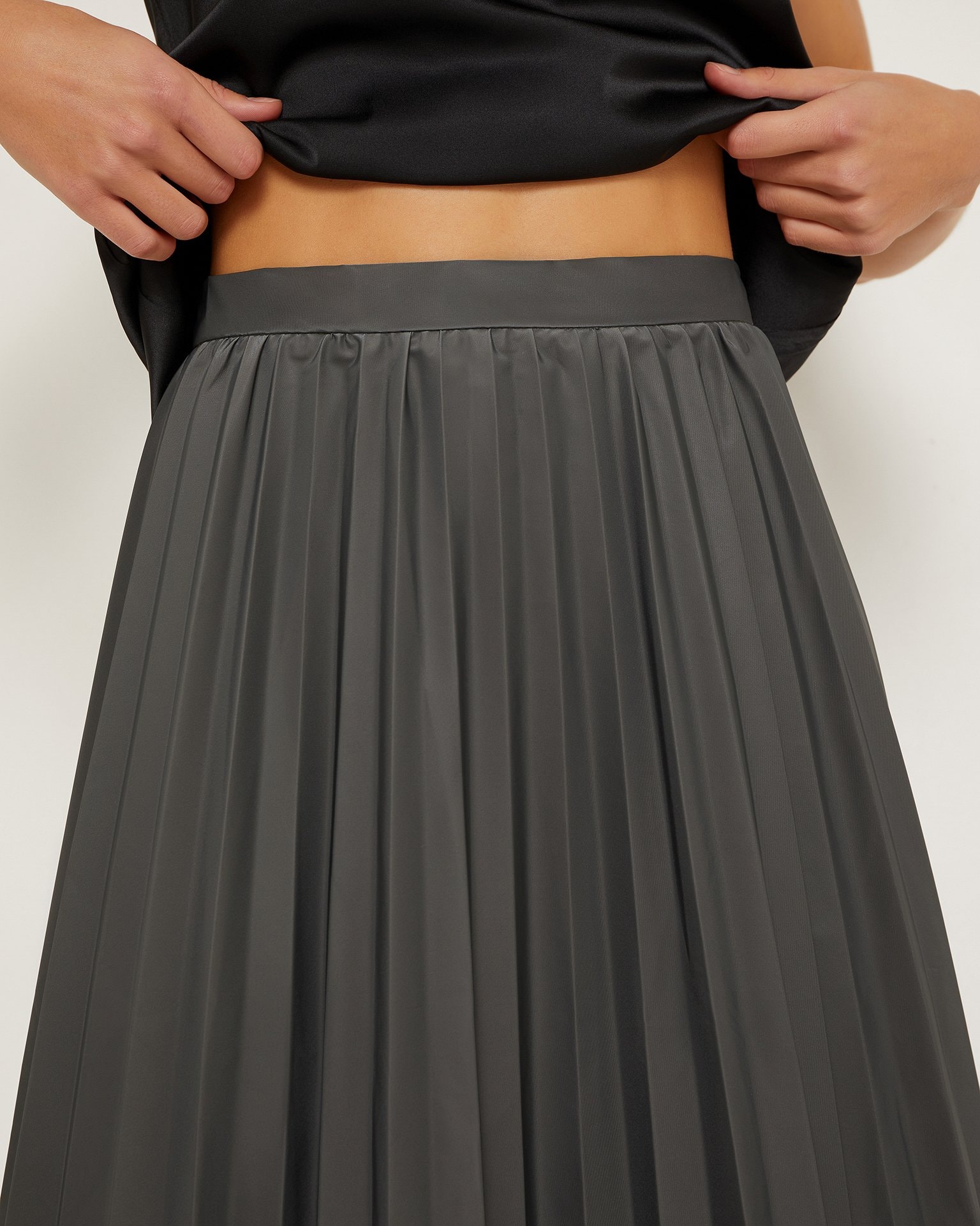 A long pleated skirt in graphite, Grey — photo 6