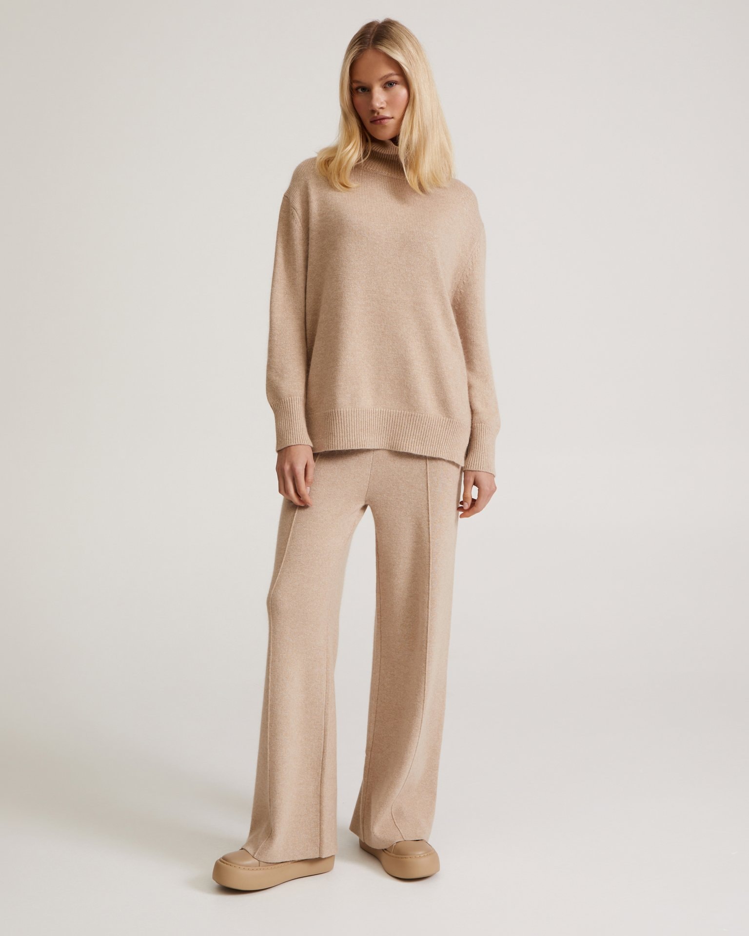 A knitwear suit in beige, Beige