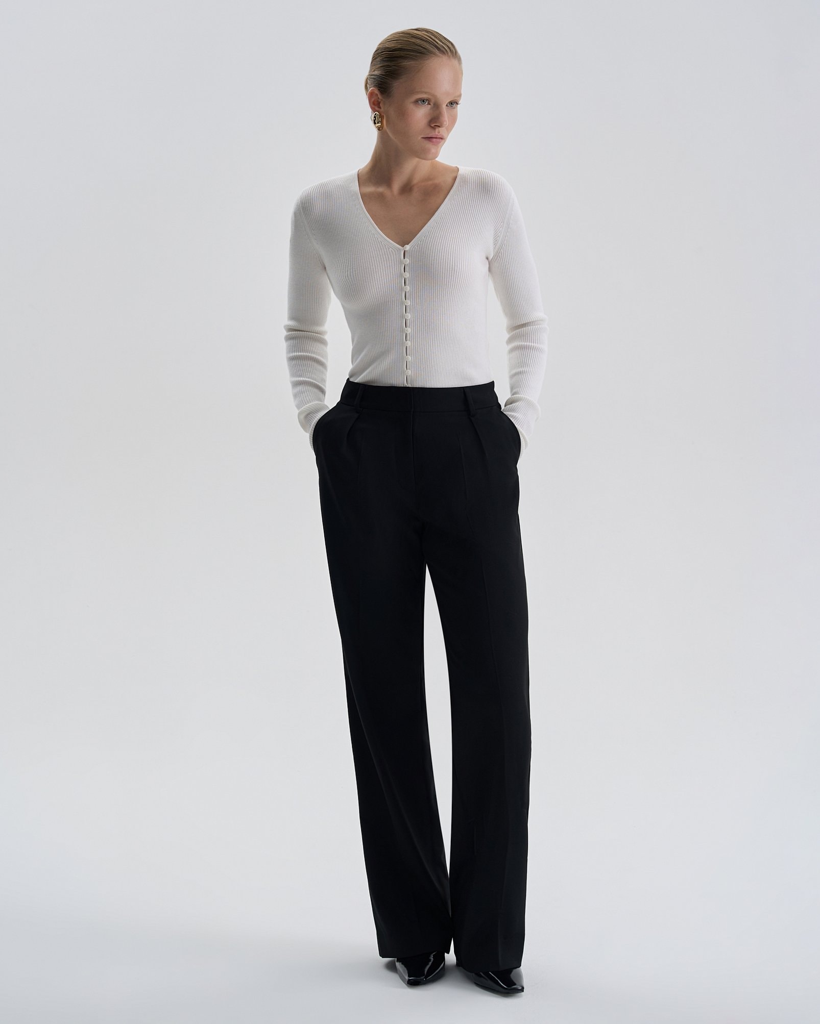 Trousers with pleats, Black