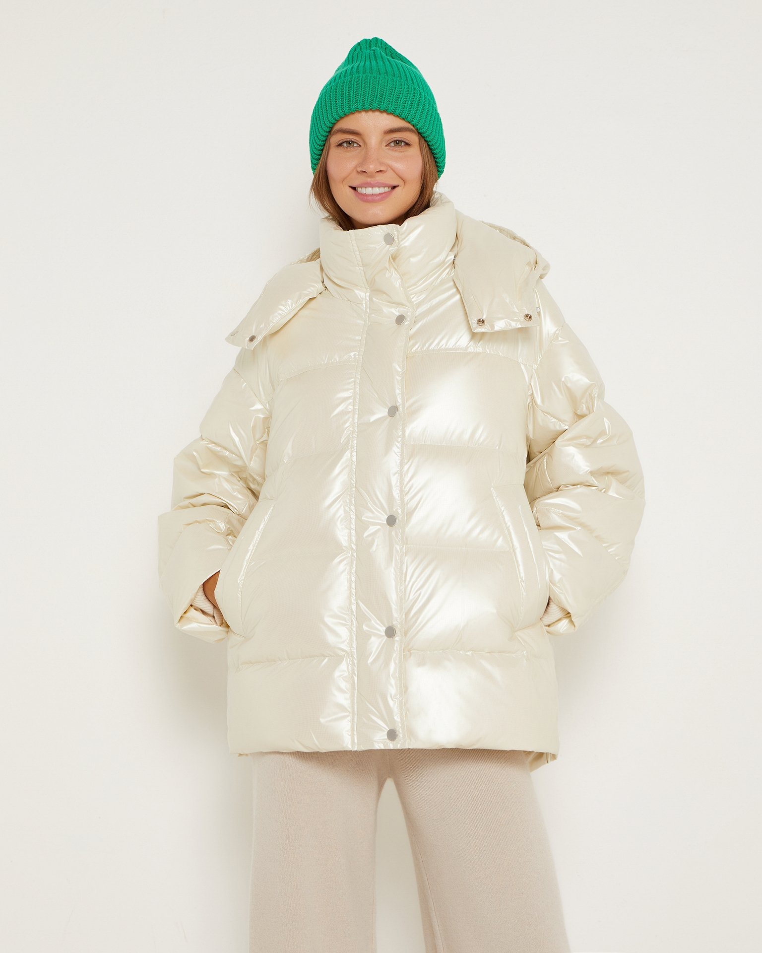 A short pearl-coloured down jacket, Pearlescent — photo 6