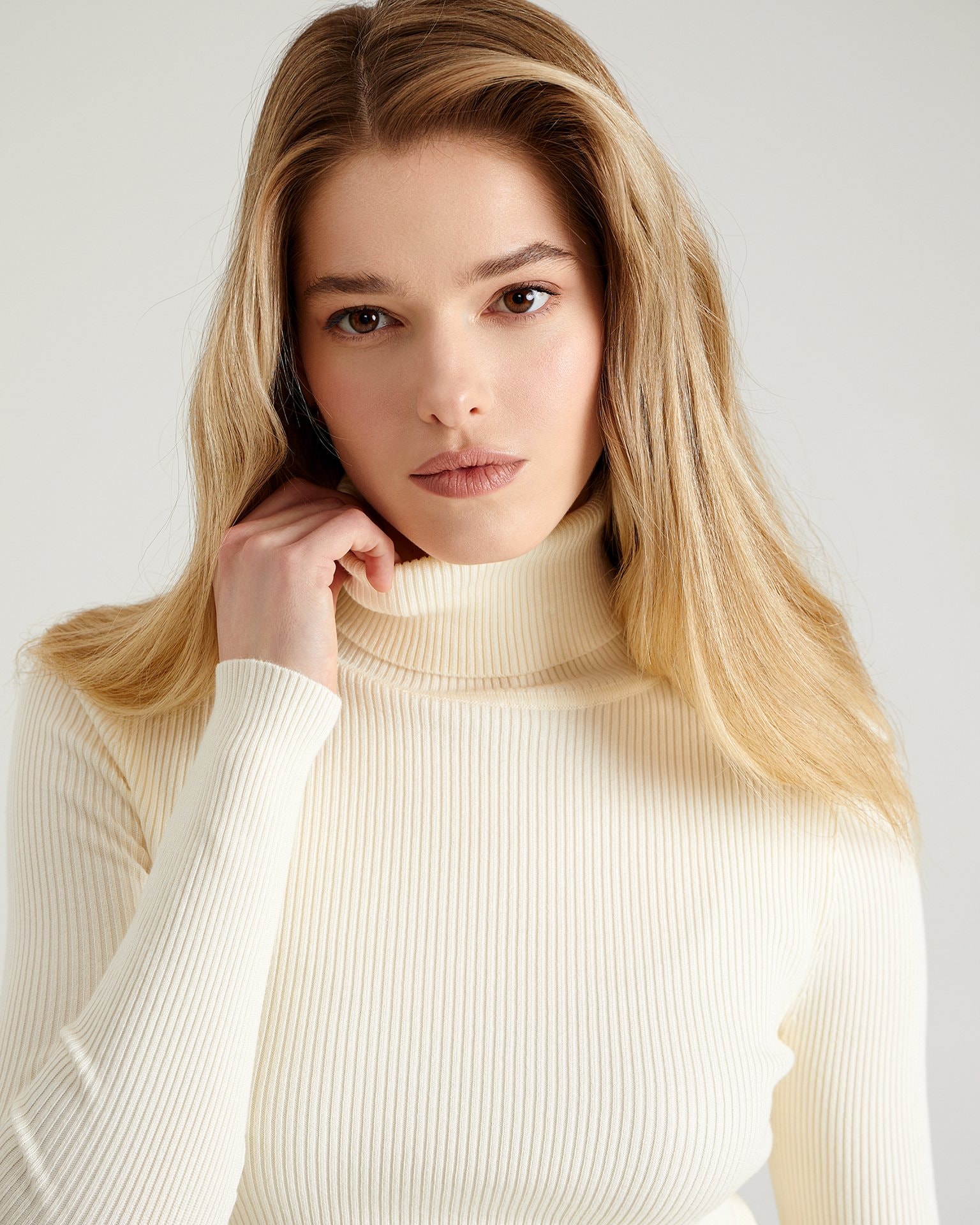 A viscose turtleneck, Milk — photo 4