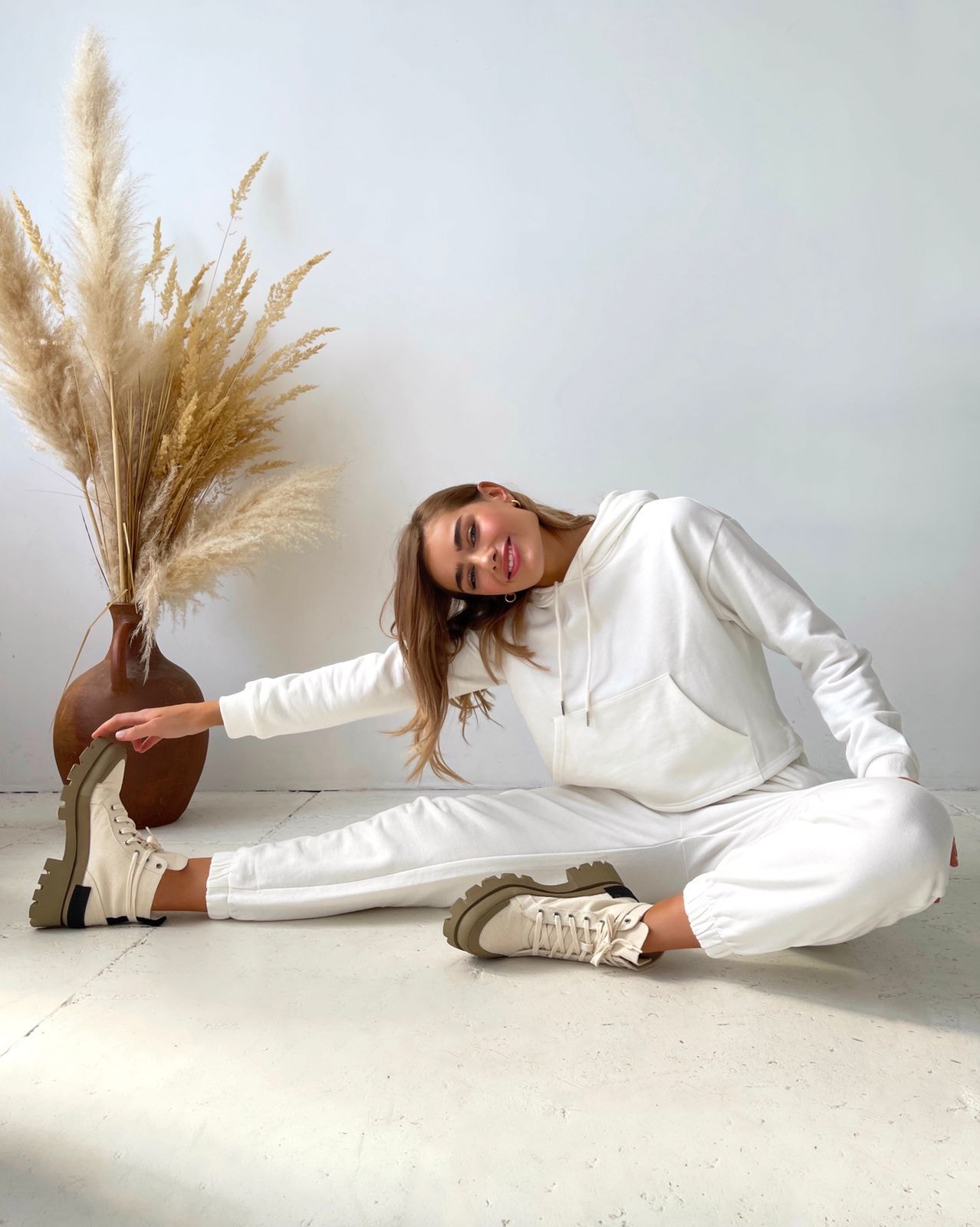 Set with a cropped hoodie, White