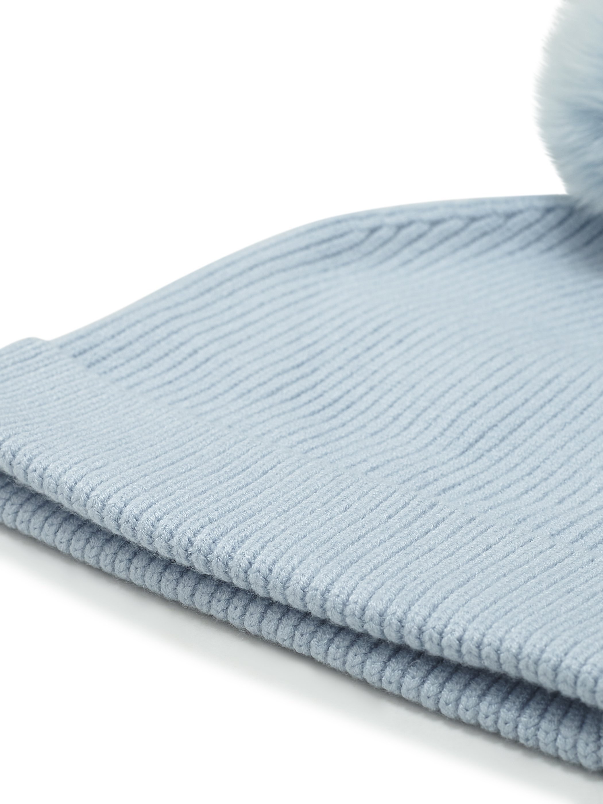 Hat with a tonal pom-pom